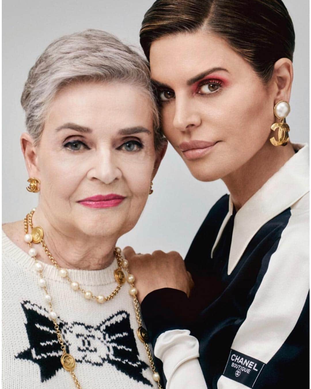 リサ・リナさんのインスタグラム写真 - (リサ・リナInstagram)「Kicking off Mother’s Day early with luxury across generations: The Rinna’s + Hamlin’s for @whatgoesaroundnyc Starring @lisarinna @delilahbelle @ameliagray and Lois Rinna 🖤」5月1日 23時59分 - lisarinna