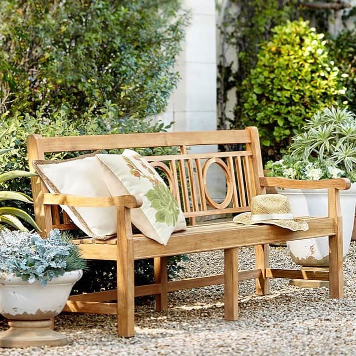 HGTVさんのインスタグラム写真 - (HGTVInstagram)「Ready to take the R&R outside? If your outdoor space has seen better days, you need our patio furniture buying guide. We rounded up our favorite sets in every style and price point from retailers you know and love, all at the link in our bio. Pull up a chair! 😎 . . . #outdoorliving #patiofurniture #landscaping #buyingguide #shopping」5月1日 23時59分 - hgtv