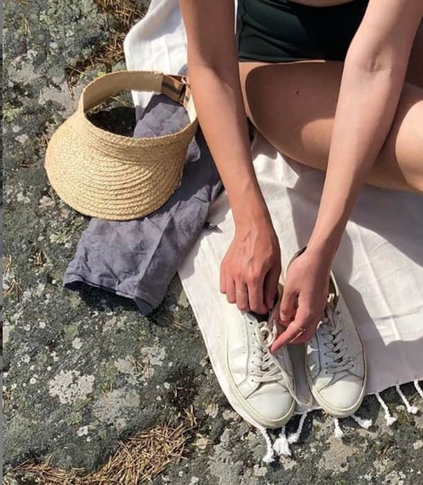 Saphirさんのインスタグラム写真 - (SaphirInstagram)「Here comes the sun! This Spring, we choose Slow Fashion by repairing and wearing our favourite shoes. Thanks to Saphir Beauté du Cuir products, we can give them a new life! ☀️ . C'est le retour des beaux jours ! Plutôt que d'acheter de nouvelles chaussures, on opte pour la slow fashion en réparant et réutilisant nos chaussures. Grâce aux produits Saphir Beauté du Cuir, donnez leur une nouvelle vie ! ☀️ . Photo : arkiveatelier . . #SaphirOfficial #Saphir #ShoeShine #ShoeCare #SlowFashion」5月2日 0時00分 - saphir_official