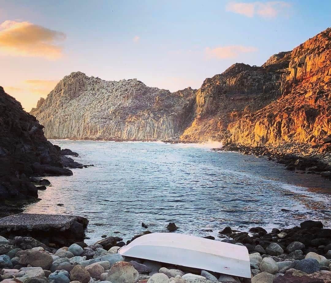 Lonely Planetさんのインスタグラム写真 - (Lonely PlanetInstagram)「#LonelyPlanet author @alexisaverbuck is currently on assignment in #Sardinia, where she found herself in this tranquil little cove on San Pietro Island. #Italy 🚣」5月2日 0時00分 - lonelyplanet