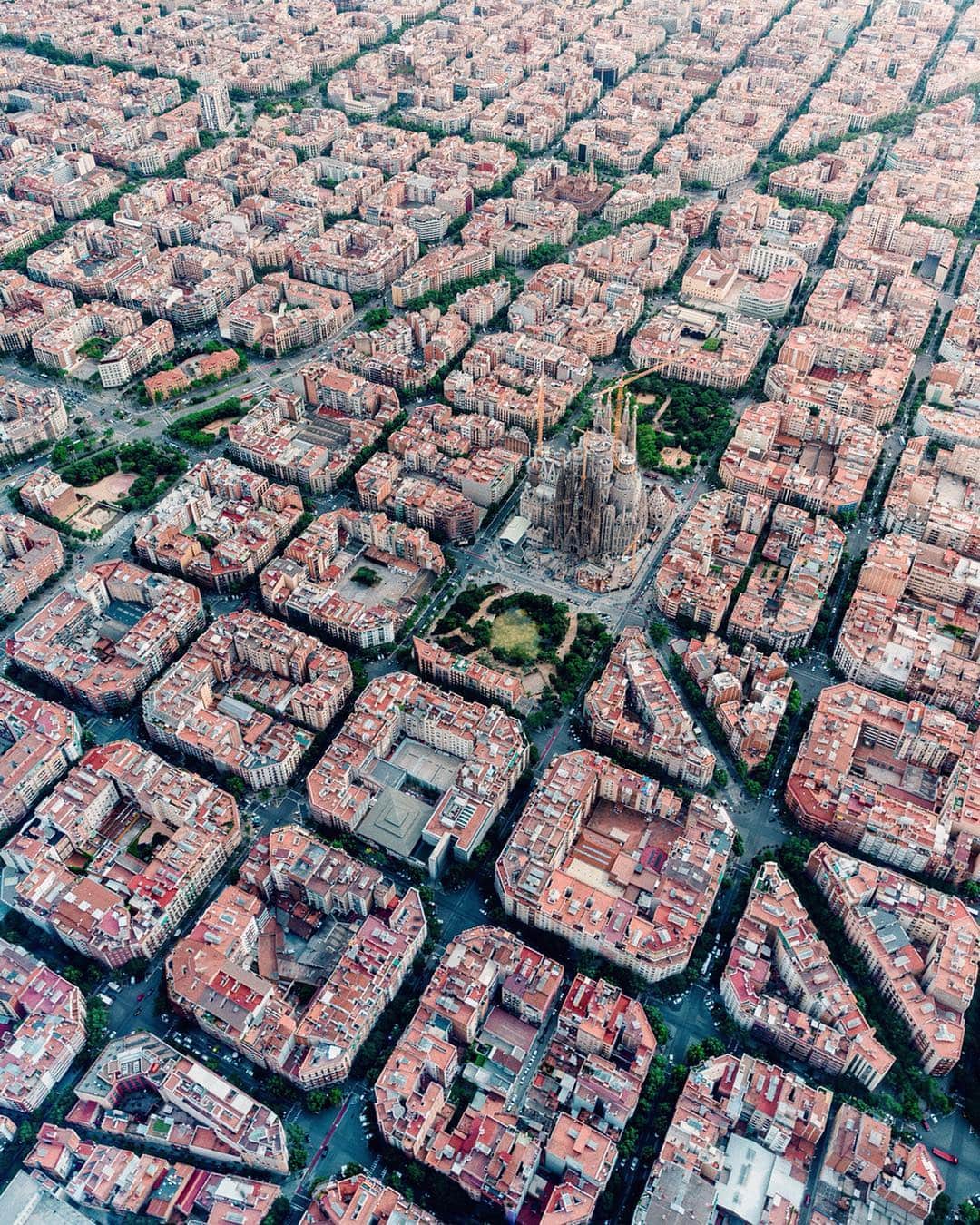 Canon Photographyさんのインスタグラム写真 - (Canon PhotographyInstagram)「Flying over Barcelona @ianharper」5月2日 0時05分 - cpcollectives