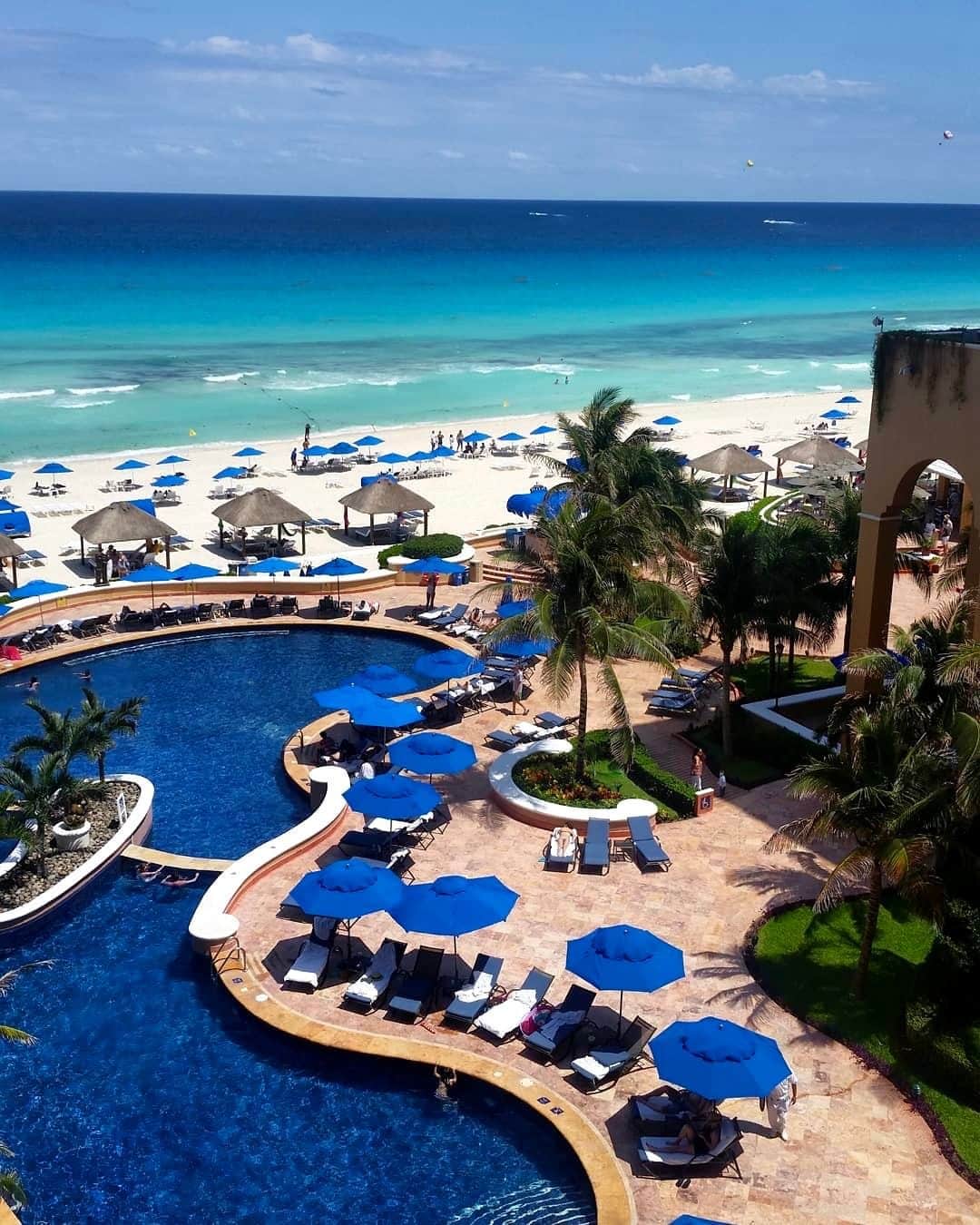 リッツ・カールトンさんのインスタグラム写真 - (リッツ・カールトンInstagram)「Caribbean beauty comes in all shades of blue at The Ritz-Carlton, #Cancun.   #Mexico #Caribbean #pool #beach #vacation #swimmingpool #palmtrees #poolside #sea #waves #sunshine #blueskies #oasis #tropical #getaway #escape #travel #travelgram #Instatravel #traveldiaries via – @vanessa_swan」5月2日 0時00分 - ritzcarlton