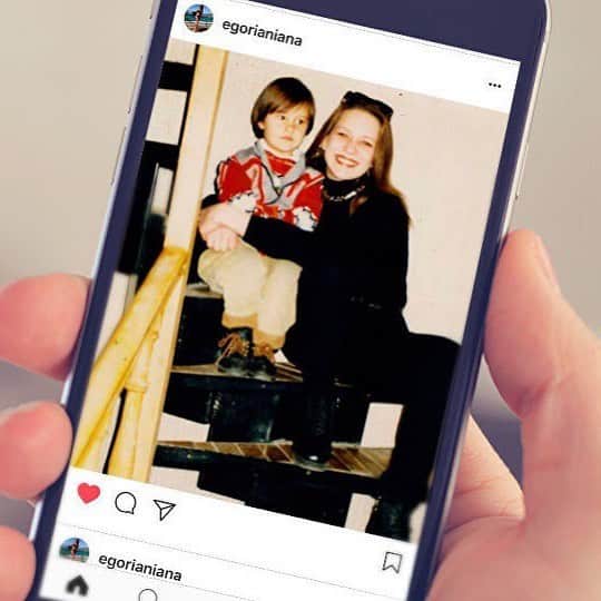 ヤナ・イグリアンのインスタグラム：「А какая у вас ассоциация с 1 мая? ⠀ 1 мая - это, как известно, мир, труд, май... Но для меня главная ассоциация с 1 мая - моя мама.👩‍👧Где тут связь? О, она есть, и для меня самая ясная. ⠀ Я живу самостоятельной жизнью вполне зрелого человека и очень давно. Но моя мамочка всегда помогает мне и поддерживает в любой ситуации. Она делает для меня ОЧЕНЬ много, начиная с мелочей: покупает продукты перед моим возвращением в Москву, отдаёт одежду в ателье, меняет набойки на туфлях. И заканчивая серьёзной поддержкой и помощью. Чуть ли не все, если подумать! ⠀ По-моему, такая забота - огромный труд, даже если это забота о собственном ребёнке. Если бы не мама, я бы... Даже не могу сказать, какой была бы моя жизнь без неё. Поэтому день труда для меня - это день моей мамы. ⠀ Спасибо, мамочка! И с праздником!❤️ И вас мои любимые с 1 мая😻」