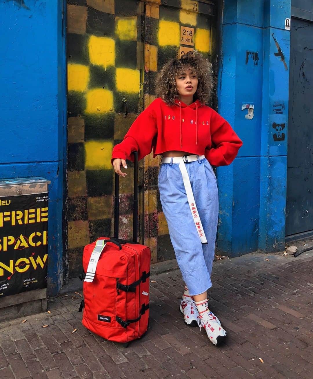 イーストパックさんのインスタグラム写真 - (イーストパックInstagram)「@celmatique co-ordinating her style with our Tranverz suitcase in new and popping colour Teasing Red . #eastpak #suitcase #travel #red #popofcolor #style」5月2日 0時02分 - eastpak