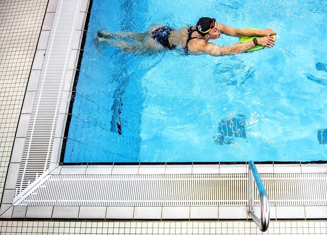フェムケ・ヘームスケルクのインスタグラム：「Blue is my favorite color 💙 . . . #Humpday #TeamNL #Poollife 📸 : @klaasjan.photography」