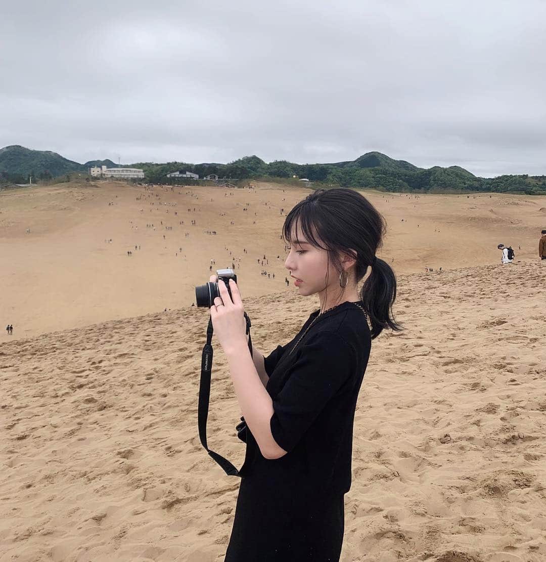 のインスタグラム：「. 鳥取砂丘きたお🐫 ずっと2人で懐かしいねぇ、変わんないねぇ。って言いながら登りましたとさ🎬 . #鳥取砂丘 #もちろん初砂丘  #ドキュメンタリー体質 #んなことより髪色がさいくうすぎる」