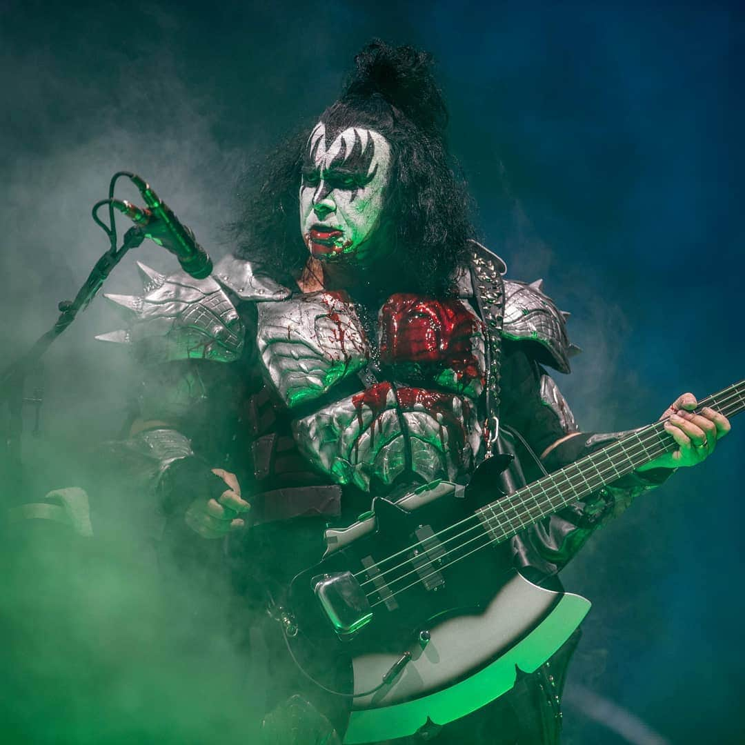 KISSさんのインスタグラム写真 - (KISSInstagram)「God Of Thunder and Rock and Roll! @genesimmons on the #EndOfTheRoad World Tour.」5月2日 0時19分 - kissonline