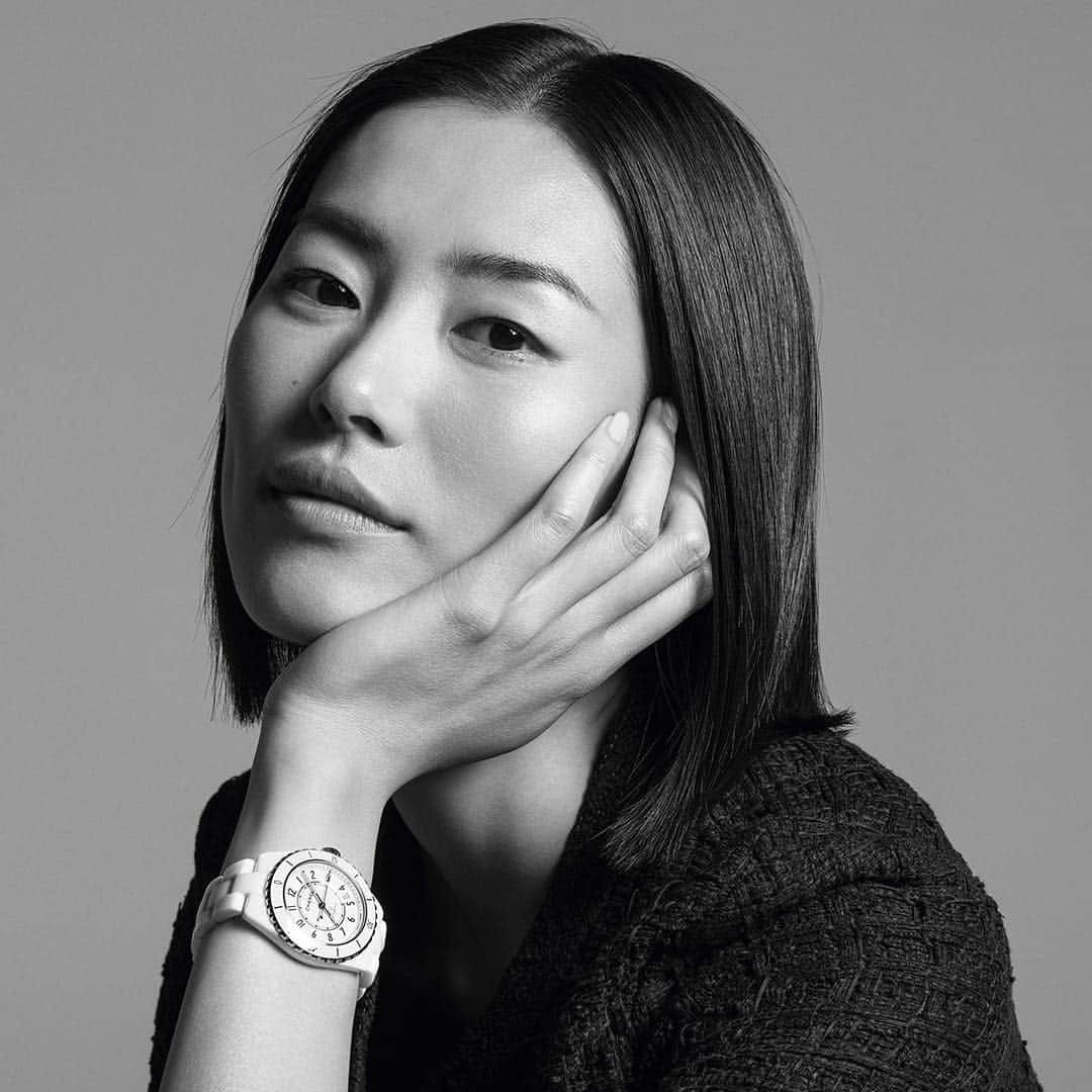 リウ・ウェンのインスタグラム：「The story between time and myself, as told through @chanelofficial. Thank you for your “time” working on this campaign with me @brigittelacombe @leilasmara @odilegilbert_official @stephane_marais_officiali!  #TheNewJ12 #ItsAllAboutSeconds #CHANELWatches #sponsored ⚫️⚪️」
