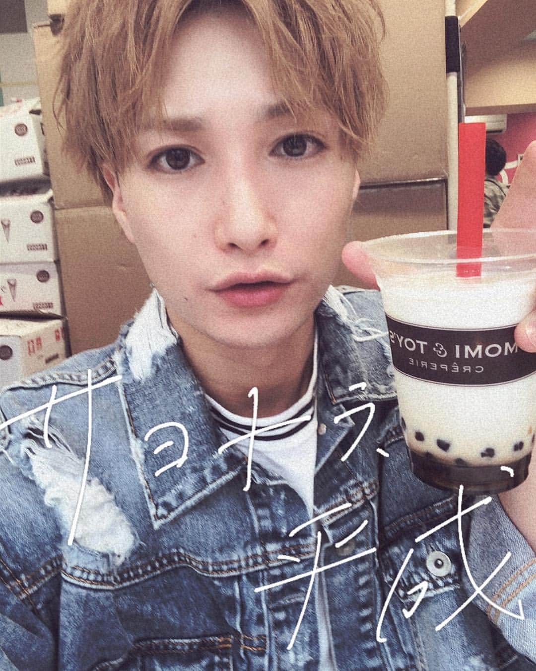 のインスタグラム：「.﻿ 👋📱🌺﻿ ﻿ もう平成終わりましたが🎌 ﻿ 昭和生まれだけど﻿ 物心ついたときにはもう平成だったので﻿ 元号が変わる瞬間には﻿ 不思議な感覚でした。﻿ ﻿ 僕たちの日常生活が 直接的に何が変わる訳ではないんだけど﻿ なんだか大晦日みたいな、﻿ 気持ちを新たにする﻿ そんないいキッカケになりました。﻿ ﻿ 平成には、個人的に﻿ カッコイイってイメージがあります。﻿ ﻿ 昨日の生放送番組でも﻿ 平成といえば？っていう質問を﻿ スタッフの方に聞かれて﻿ インターネットの普及、﻿ GAL文化の繁栄、（元ギャルとして）﻿ アニメの海外進出、 医療の発達、﻿ 平成になった瞬間に﻿ 誰がこんな世の中を予想していただろうって﻿ 言えるくらいの技術の発達。 日本でのLGBTQへの理解の前進。 （パートナー制度）﻿ ﻿ 今振り返っても、﻿ すごく濃い時代だなって。﻿ そんな時代を駆け抜けることができて﻿ 素敵な青春を過ごしました。﻿ ﻿ ありがとう、平成。﻿ ﻿ ナタデココもタピオカもアロエも﻿ たまごっちもパラパラも﻿ SPEEDも安室奈美恵さんも﻿ ふちど〜るもマーブルペンも﻿ ぷくぷくシールも﻿ Badboyの洋服も流行りましたね。﻿ （同世代には共感してもらえる話）﻿ ﻿ 令和が温かく優しい時代になりますように🌸﻿ ﻿ みなさんにとって﻿ 平成といえば何ですか？？」