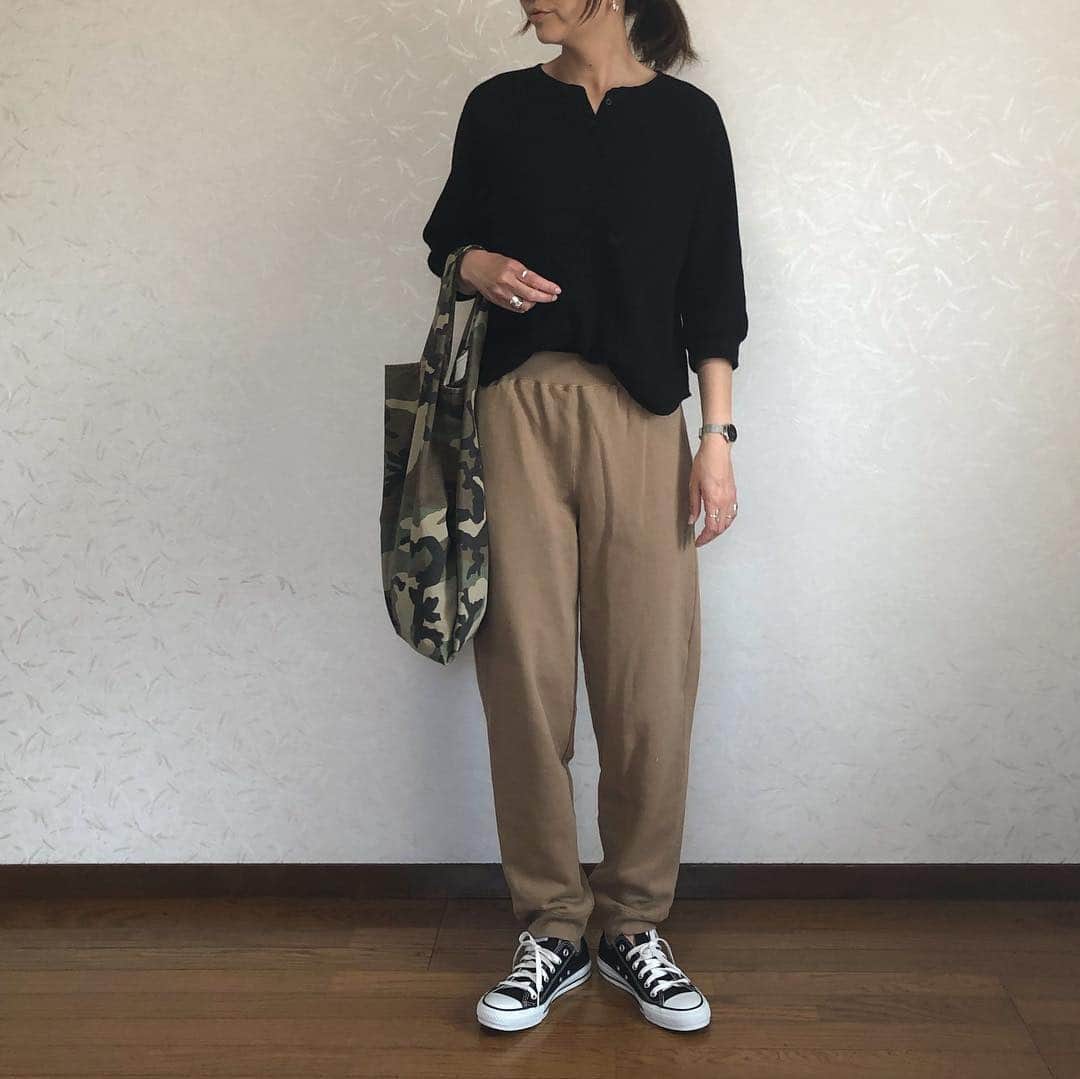 のインスタグラム：「ありがとう平成 よろしくね令和 . . . . スウェットトラウザースの着回しコーデ🕴 . . . . . pants#todayful @lifes_store . . . #fashion #code #locari #converse #gu #uniqlo #ママコーデ #着回しコーデ #スウェットパンツ #カジュアル #ラフコーデ #スニーカー #シルバーアクセサリー #ユニジョ #wear更新」