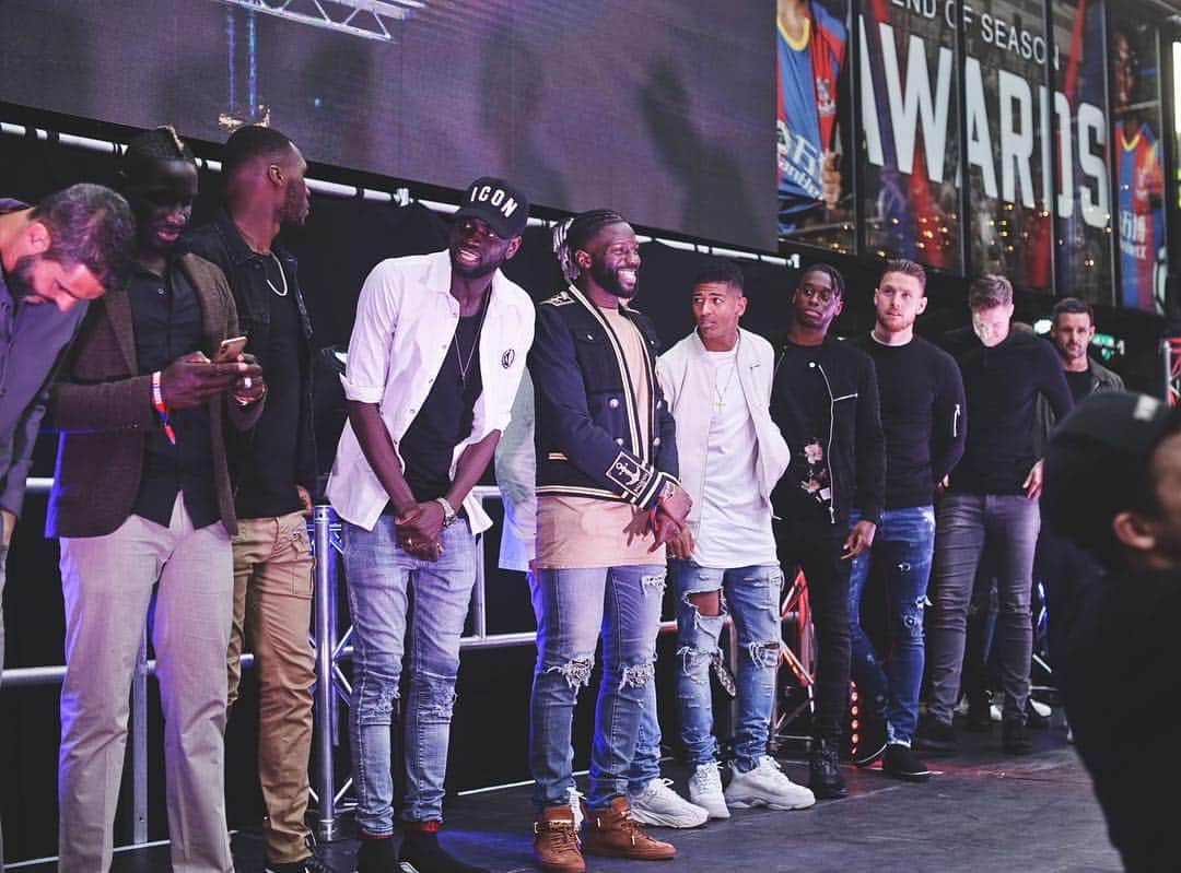 バカリ・サコのインスタグラム：「Nice moment spent yesterday between the players and the @cpfc family thanks to fans that showed up ❤️💙 and special mention to @a_bissaka more to come bro 🙏🏾🔥 #boxpark」