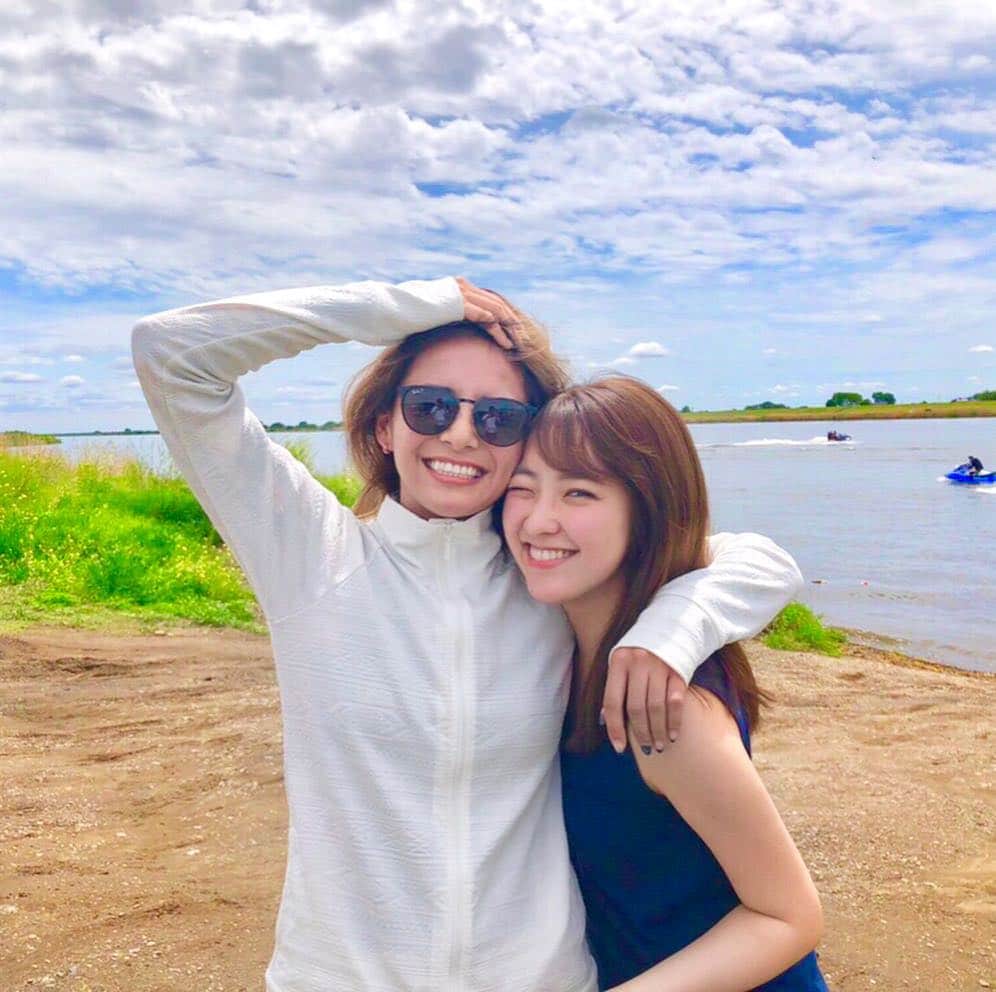 のインスタグラム：「#令和 初日は友達と友達ファミリーでジェットしてきた☀️ . マリンスポーツ色々ある中でも 今年は女子3人でジェット乗れてうれしかった✨ @sanochiaki810 姉さんのおかげ♡  #BBQ も #水着 も #夏 が近づいてきた感じがするー✨ . 令和も引き続き、アウトドアな 楽しい日々をおくります🎶 . #sunglasses @rayban  #ファミリー #GW #ジェットスキー #BBQ #休日 #アウトドア #マリンスポーツ #トイプードル #バーベキュー」