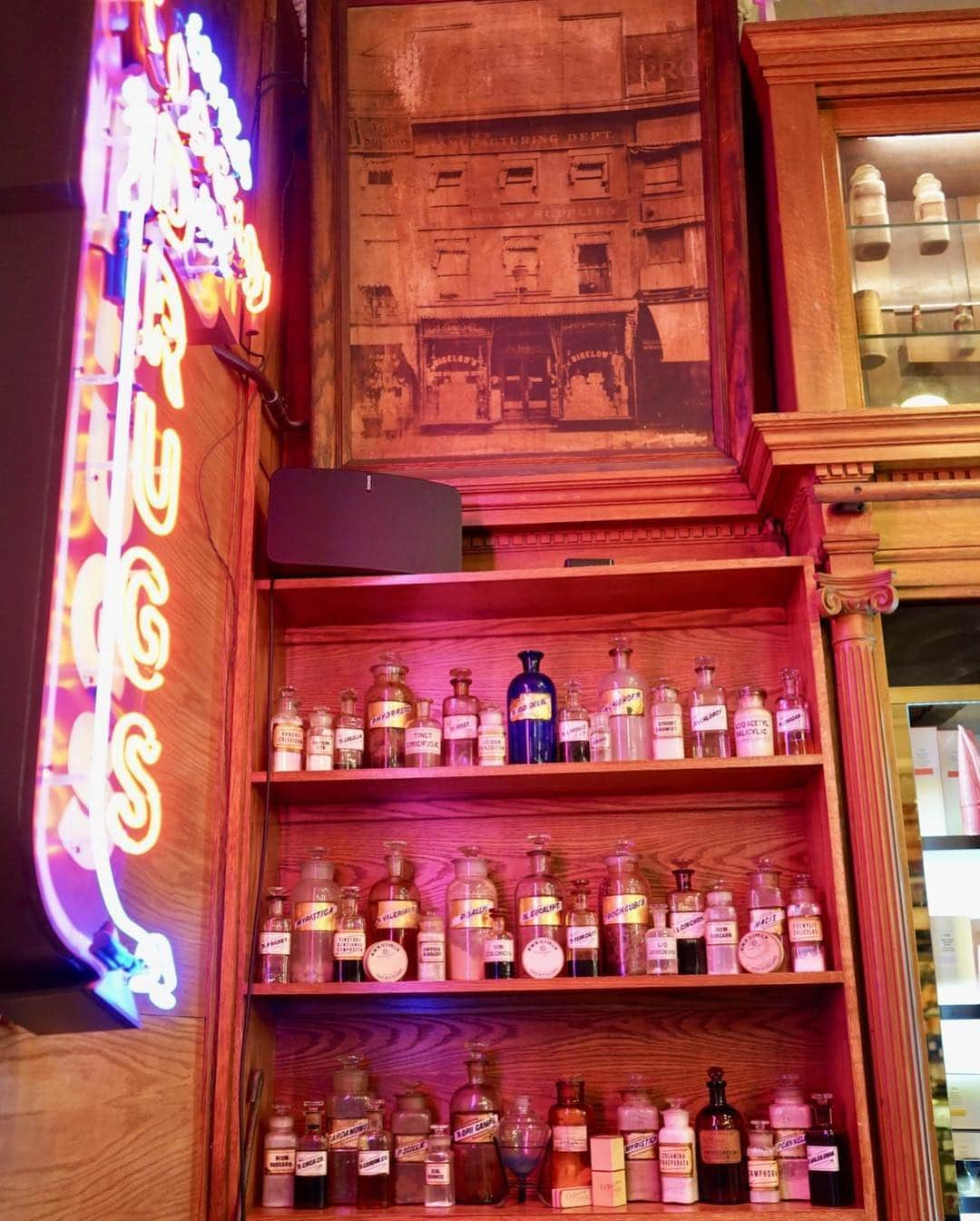 C.O. Bigelowさんのインスタグラム写真 - (C.O. BigelowInstagram)「A #shelfie of century-old bottles has graced our entrance! Swing by to see our apothecary antiques up close! 😍」5月2日 0時35分 - cobigelow