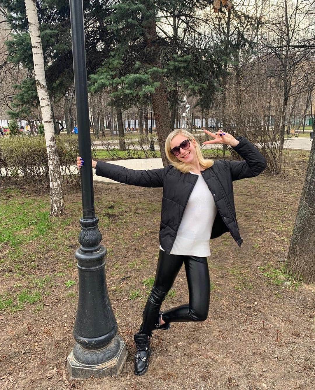 アンナ・ヤノフスカヤのインスタグラム：「#hellomay 🕊Мир! Труд! Май!🌺 • • • #tatarstan #spring #weekend #mood」