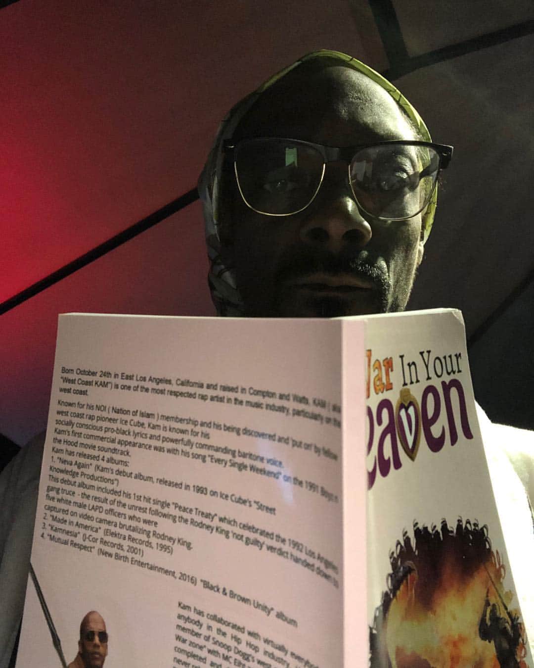 スヌープ・ドッグさんのインスタグラム写真 - (スヌープ・ドッグInstagram)「Reading @westcoastkam new book “war in your heaven” go get that now !! 🤓」5月2日 0時47分 - snoopdogg