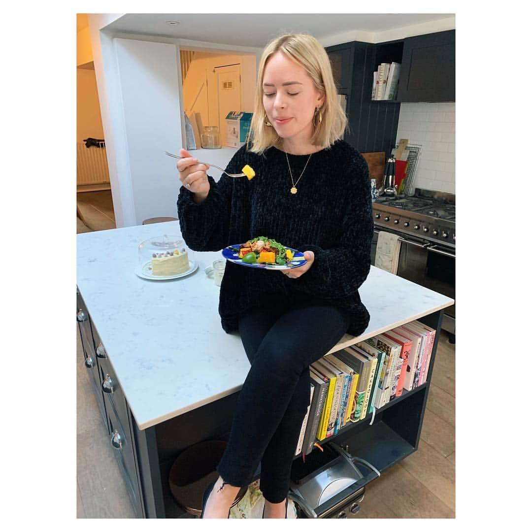 タニヤ・バーさんのインスタグラム写真 - (タニヤ・バーInstagram)「AD | Made a recipe from the @waitroseandpartners #BeautifullySimple range the other day and it was so good! Easy to shop with everything all in one place and simple to cook using the recipe card. Big thumbs up from me 👩🏼‍🍳」5月2日 0時41分 - tanyaburr