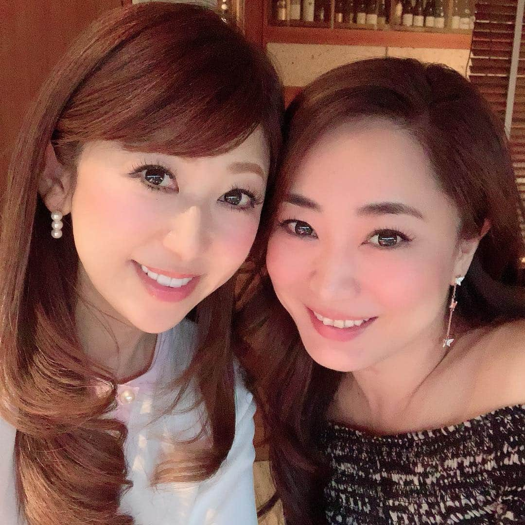 和泉佳子さんのインスタグラム写真 - (和泉佳子Instagram)「仲良しのソプラノオペラ歌手、鈴木慶江ちゃんと麻布十番の「Courage（クラージュ）」でシャンパンランチ🥂✨ . 慶江ちゃんとは、もう10年近い長いお付き合い♥️ . 2人でゆっくり食事をするのはとっても久しぶりです😌 . シャンパン好きな私達💕 ランチタイムから冷えたシャンパンで乾杯🍾🥂は幸せ😊✨ . 慶江ちゃんは、姿や歌声はもちろん、何と言っても心が美しい、私の自慢のお友達です♥️ . そんな慶江ちゃんが、5/5（土）18:00～19:00には、「華麗なるオペラの旅」と題して、京橋エドグラン 地下１階大階段で、観覧無料のミニリサイタルを行うそうです🎵 . 歌姫 慶江ちゃんの素敵な美しい歌声を、皆様、ぜひこの機会にご堪能下さい💕 . 慶江ちゃん、楽しいランチをありがとう♥️ . . #和泉佳子 #25ans #ヴァンサンカン #エレブロガー #鈴木慶江 ちゃん #シャンパンランチ #Courage #クラージュ #京橋エドグラン @norieppi @primascherrer」5月2日 0時45分 - yoshiko_izumi