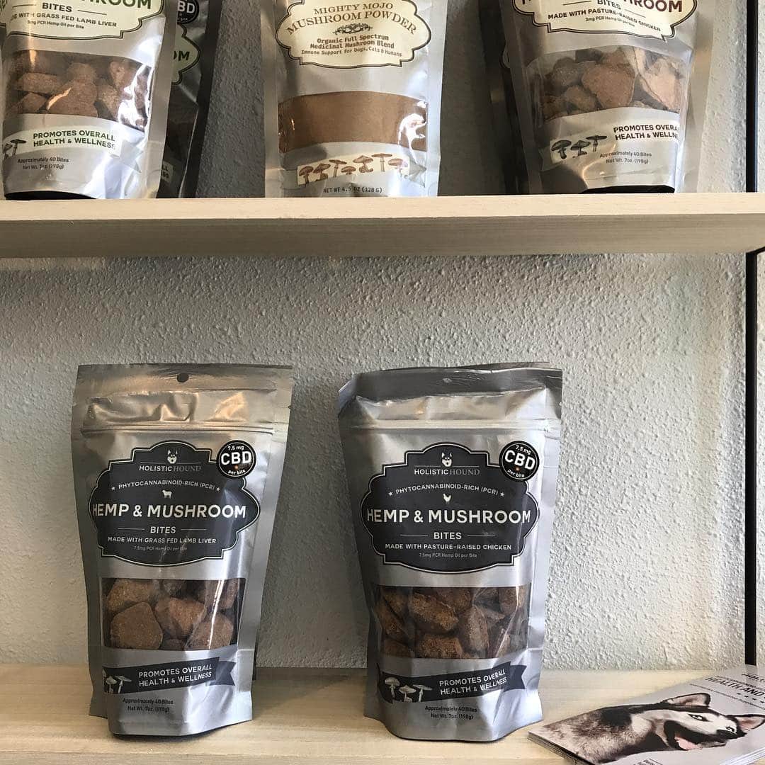 Dogs by Ginaのインスタグラム：「Full Spectrum USA grown organic hemp dog treats. Available in 3 & 7.5mg CBD」