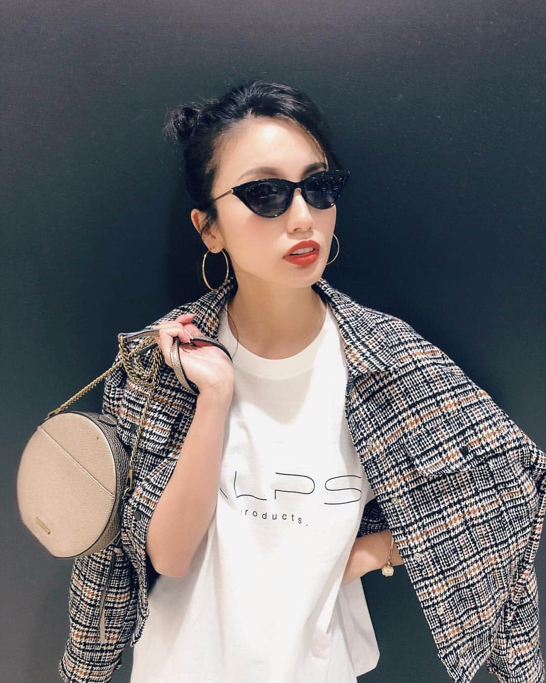 吉田愛璃さんのインスタグラム写真 - (吉田愛璃Instagram)「. . この間のイベントで買った@masunarinsta のTシャツがカワイイ件。普通にプライベートで着た🤣  今日アベンジャーズ観にいったんだけど まさかすぎて泣きましたん‪( ;ᯅ; )  また1から前作観なおしたい♥!! #tシャツ #tシャツコーデ #グッズtシャツ #alpsmusic #カジュアルコーデ #カジュアルファッション #サングラス #ざます #gm #映画デート #アベンジャーズエンドゲーム #ポップコーンとコーラ #雨やだ #休日って眠い」5月2日 0時52分 - eriyoshida0314