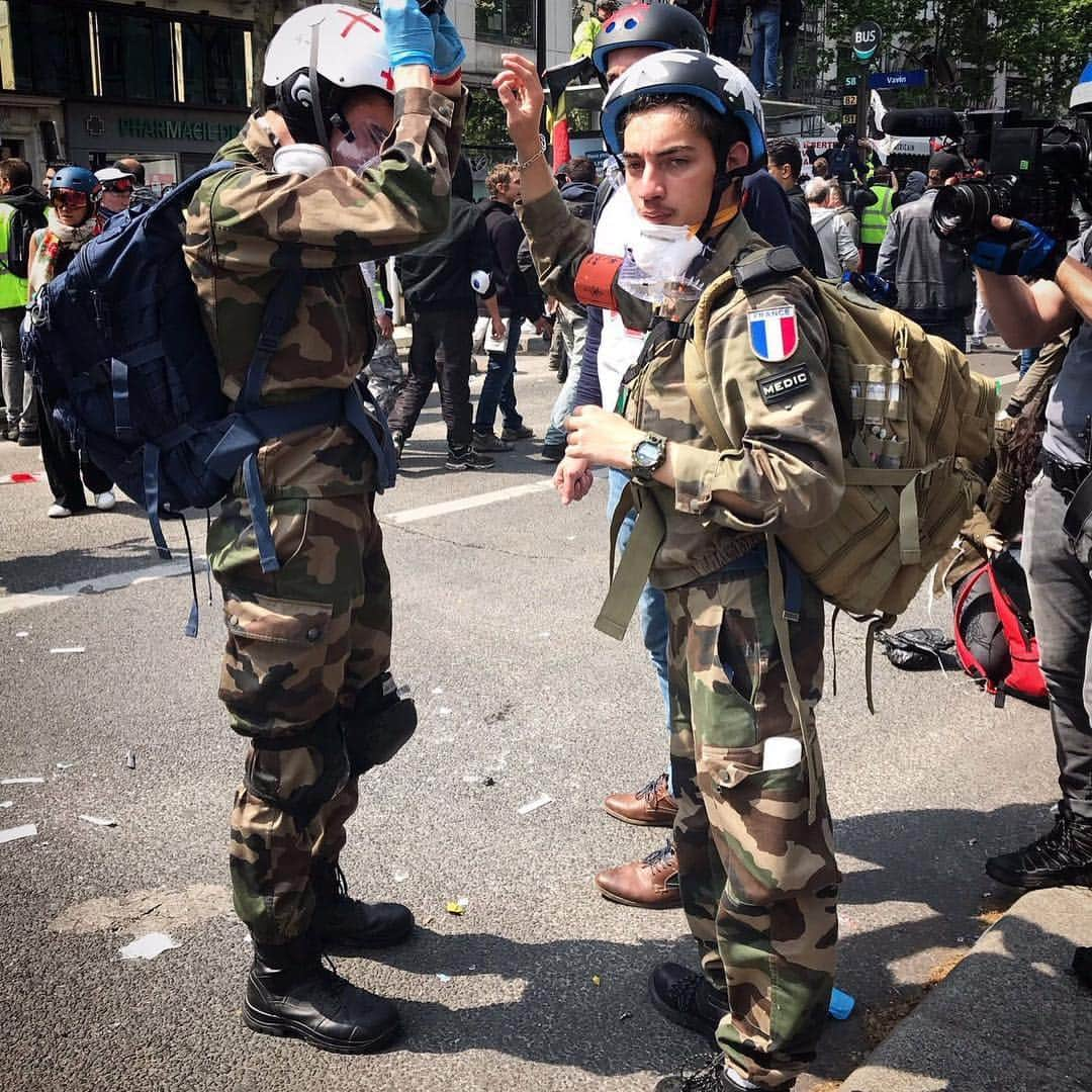 VICEさんのインスタグラム写真 - (VICEInstagram)「This is what #MayDay looks like in Paris. Watch #VICENewsTonight for the @vicenews report at 7:30 PM EDT on @HBO. 📸 @arisroussinos」5月2日 1時02分 - vice