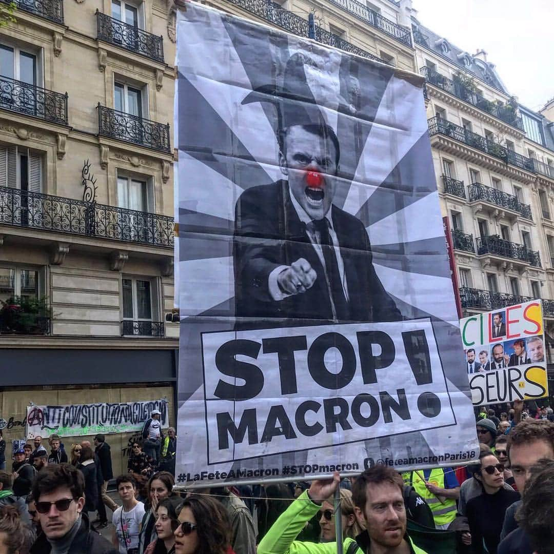 VICEさんのインスタグラム写真 - (VICEInstagram)「This is what #MayDay looks like in Paris. Watch #VICENewsTonight for the @vicenews report at 7:30 PM EDT on @HBO. 📸 @arisroussinos」5月2日 1時02分 - vice