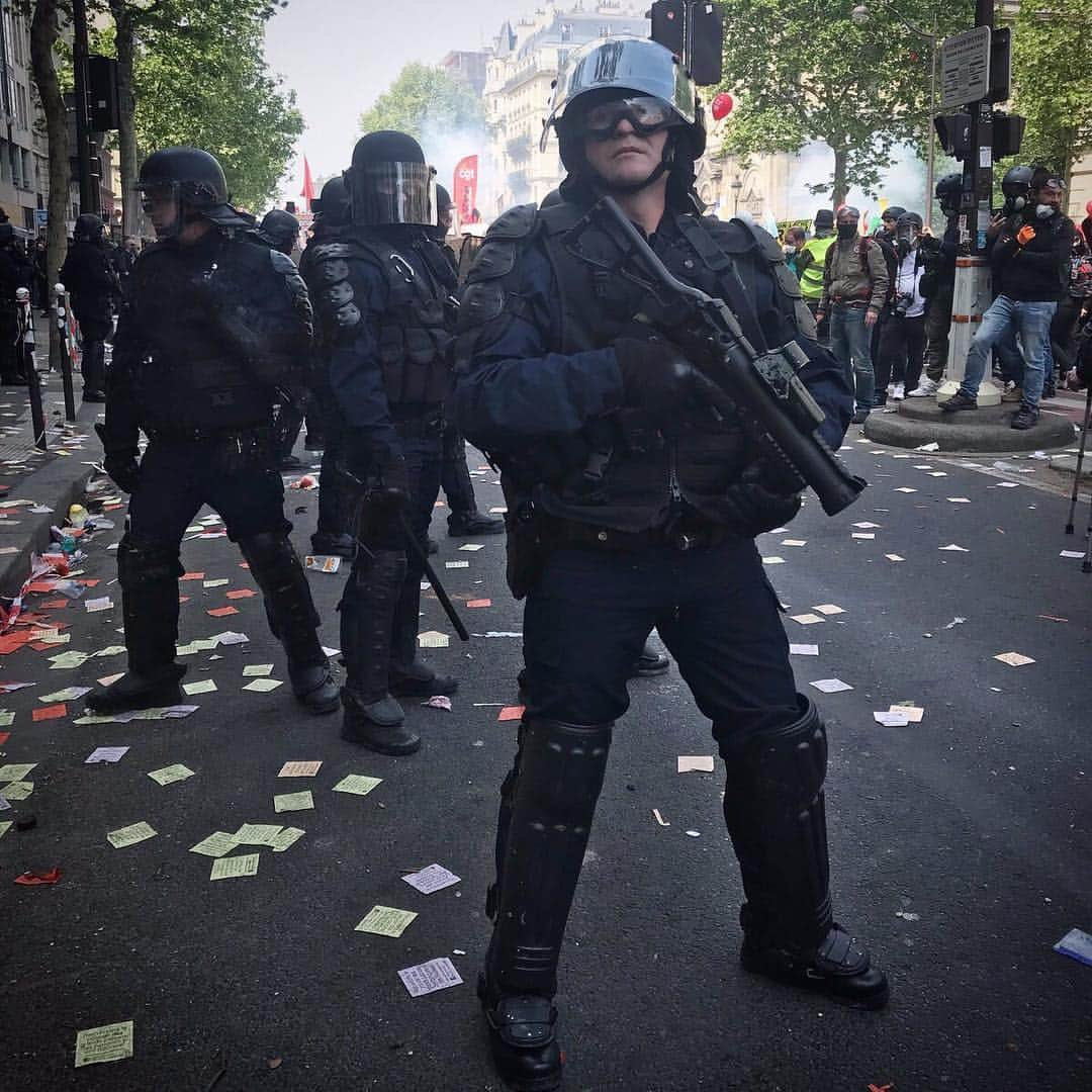 VICEさんのインスタグラム写真 - (VICEInstagram)「This is what #MayDay looks like in Paris. Watch #VICENewsTonight for the @vicenews report at 7:30 PM EDT on @HBO. 📸 @arisroussinos」5月2日 1時02分 - vice