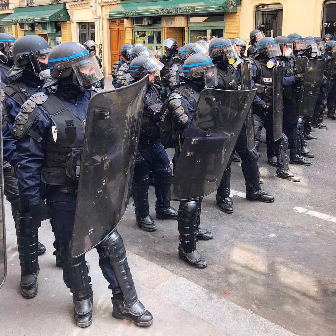 VICEさんのインスタグラム写真 - (VICEInstagram)「This is what #MayDay looks like in Paris. Watch #VICENewsTonight for the @vicenews report at 7:30 PM EDT on @HBO. 📸 @arisroussinos」5月2日 1時02分 - vice
