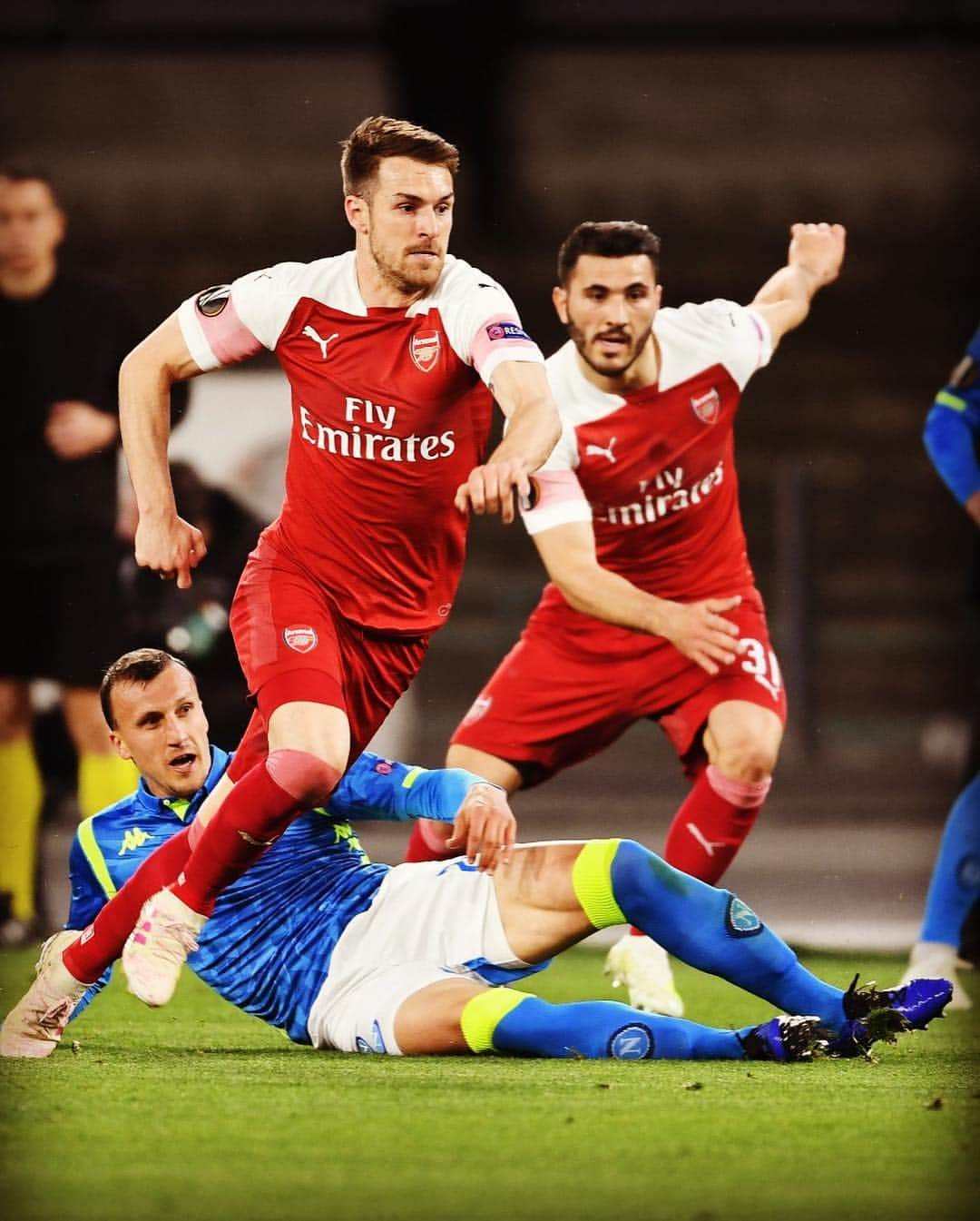 アーロン・ラムジーさんのインスタグラム写真 - (アーロン・ラムジーInstagram)「It saddens me to say that the game against Napoli was my last game in an Arsenal shirt. Unfortunately it left me with an injury that rules me out of the remaining games. I am really disappointed not to play until the end and give everything for the club while I am still an Arsenal player. Unfortunately it’s out of my hands but I wanted to say thank you to the fans for your support.  It has been a journey, on and off the field, and so much has happened in 11 years. I was a spotty young kid coming in and I’m leaving a man, married, father of three boys and full of pride and good memories that I will treasure. It will be emotional this weekend - my last game at home. I Look forward to seeing you there and thank you all again from the bottom of my heart for everything #arsenal #lastgame」5月2日 1時03分 - aaronramsey