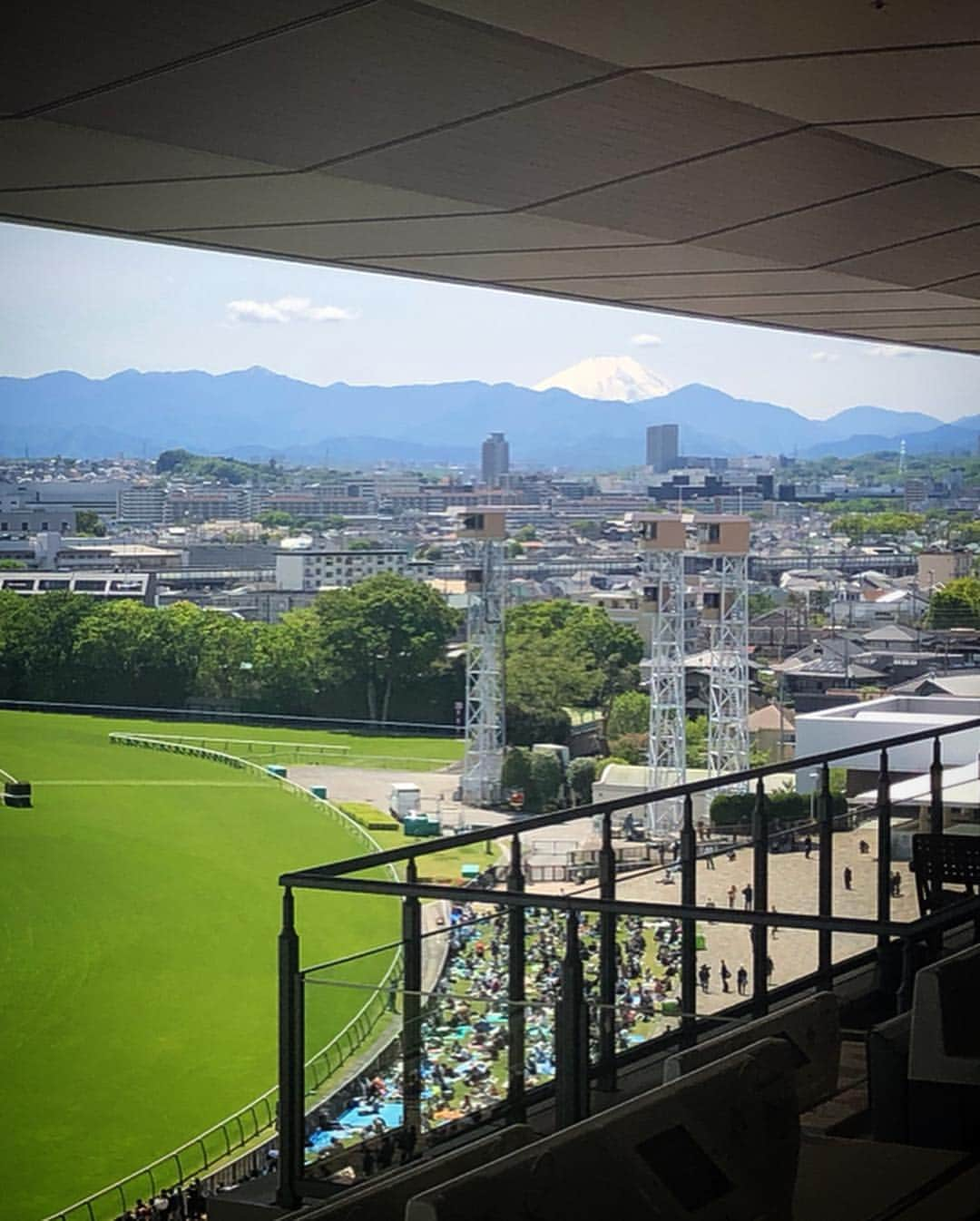 尾崎愛さんのインスタグラム写真 - (尾崎愛Instagram)「日曜は約半年ぶりに🏇！晴れたので富士山も見えましたー🗻☀️ 可愛い容器に釣られ珍しく激甘カクテルを...笑 #東京競馬場 #競馬 #馬 #天皇賞 #パドック #カクテル #お酒 #bar2400 #cocktails #drinks #horseracing #photooftheday」5月2日 1時03分 - aiozaki0422