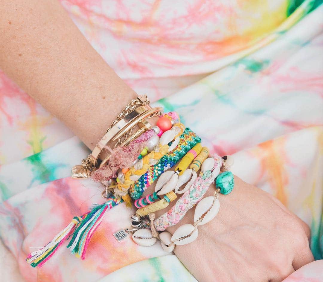 ダニジョーのインスタグラム：「Rainbow wrist 🌈 Tap to shop @jodiesnydermorel’s #armparty」