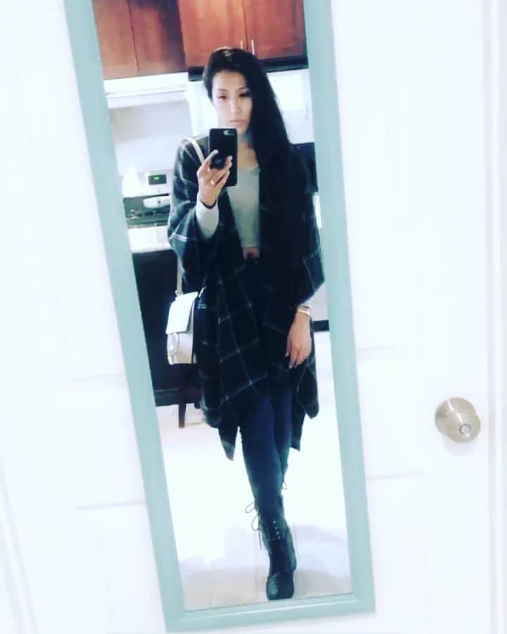 オリビア・タイのインスタグラム：「this mirror changes how i look. i don’t look like this in real life. 😂😂😂 instagram mirror magic」