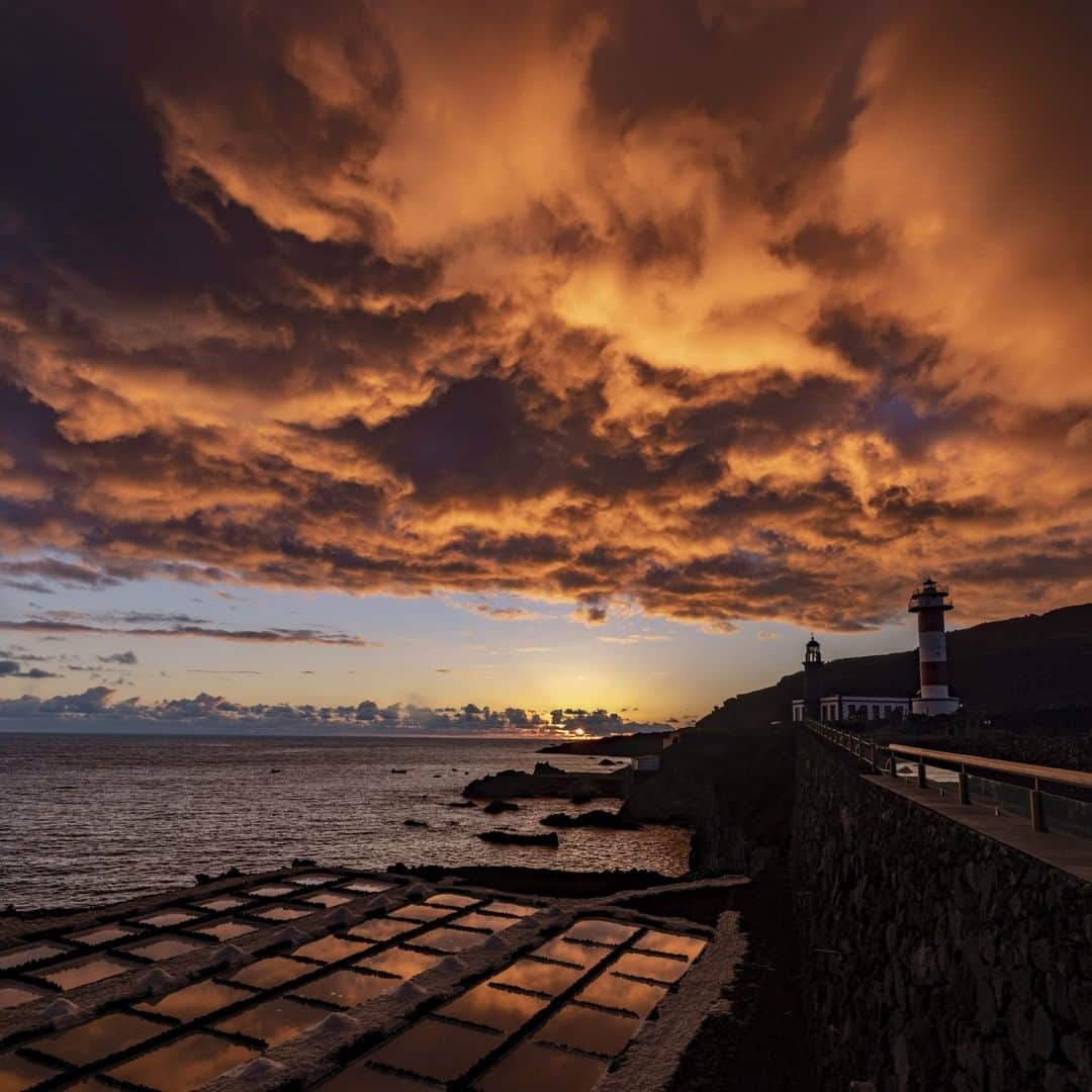 National Geographic Travelさんのインスタグラム写真 - (National Geographic TravelInstagram)「Photo by @BabakTafreshi | Vivid sunset colors above a lighthouse and salt pans on the island of La Palma, Canaries. At latitude 28 degrees in the Atlantic Ocean, these volcanic islands of Spain are only 100-500 km away from the northwestern coast of Africa. The earliest human inhabitants of the islands are still a mystery but when the Europeans began to explore the Canaries in the 14th century they encountered indigenous people living at Neolithic level, possibly with a common origin of the Berbers in Sahara. Explore more @babaktafreshi. #canaryislands」5月2日 1時06分 - natgeotravel