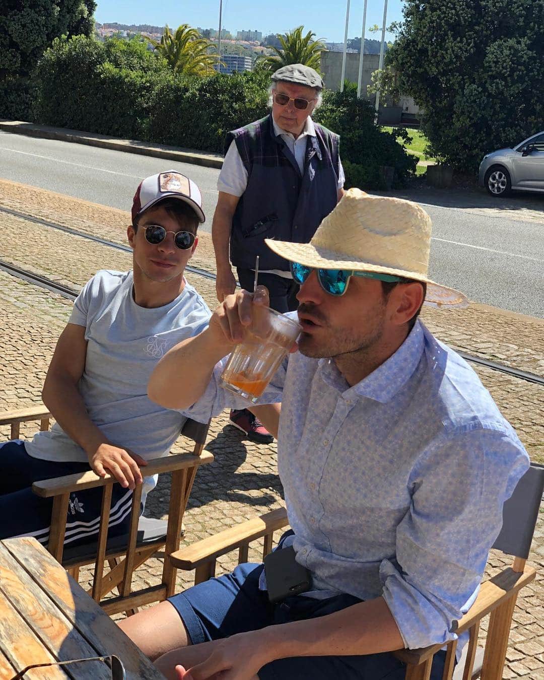 オリベル・トーレスのインスタグラム：「Eres un toro, y puedes con todo. Te espero para otro zumo. Te quiero tio @ikercasillas」