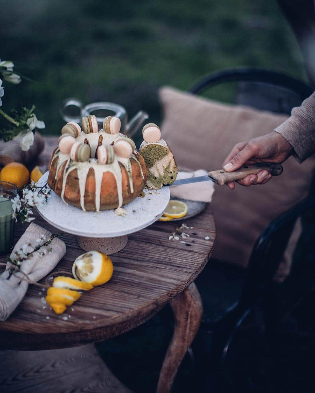 Our Food Storiesさんのインスタグラム写真 - (Our Food StoriesInstagram)「Wouldn’t mind a piece of this delicious gluten-free matcha bundt cake now😋 Get the recipe on the blog, link is in profile. #ourfoodstories  ____ #bloooms #gardeninspiration #gatheringslikethese #gardeninspo #matchacake #glutenfreerecipes #glutenfreeeats #glutenfri #fellowmag #verilymoment #germanfoodblogger #foodstylist #foodphotographer #huffposttaste #simplejoys #countrysideliving」5月2日 1時11分 - _foodstories_