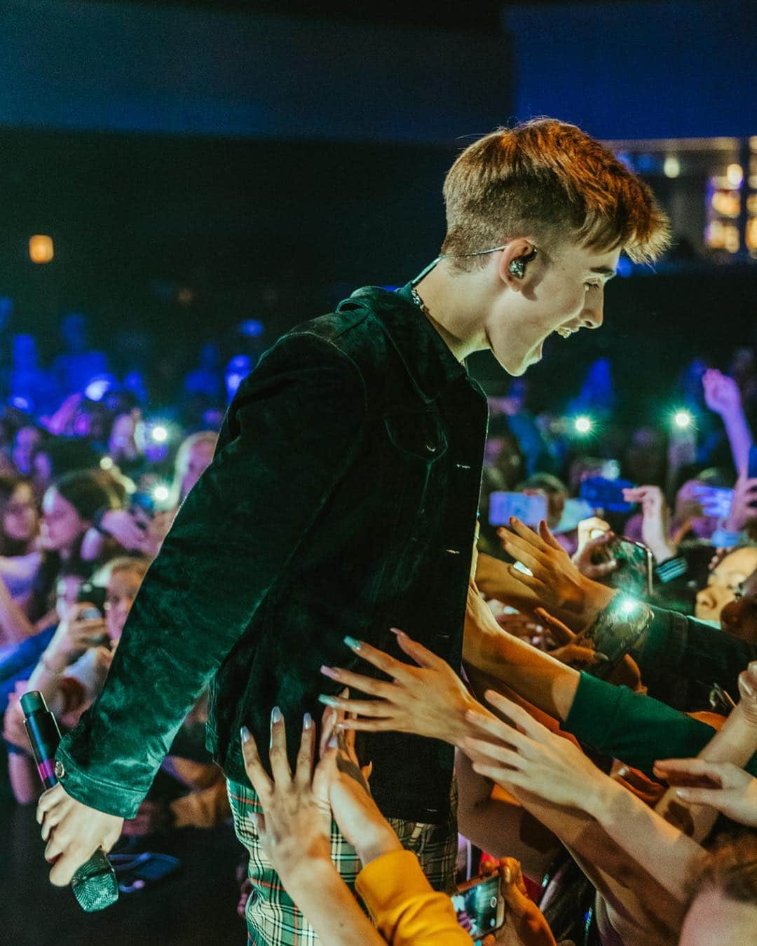 ジョニー・オーランドのインスタグラム：「feel like i’m living a dream. only two shows in and this already feels so special. hometown show tomorrow in toronto, lets get it!! 2/22 🚀 #teenagefevertour」