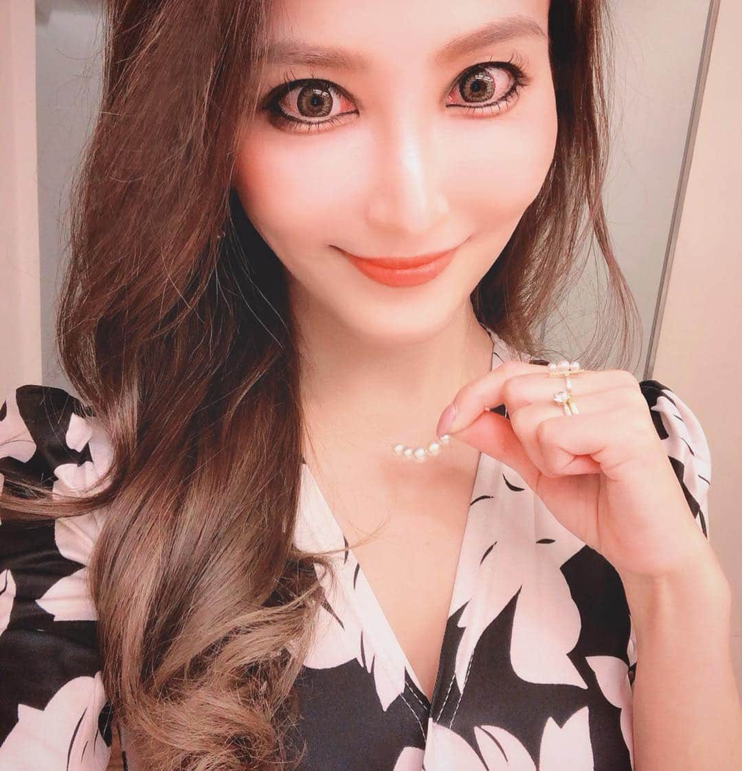 鈴木絢子さんのインスタグラム写真 - (鈴木絢子Instagram)「・ ・ #令和元年 #おめでとうございます ✨ ・ そして私も先日#大正大学 #大学院 キャンパスで行われた、#ジュエリーコーディネーター #資格試験 に無事合格💮 #合格通知 が届きました🤗✨ ・ ジュエリーに関わるにあたり、宝石それぞれのルーツや歴史、産地、特性などを知っておくことで、よりリスペクトできる気がします✍️ ・ #令和 は#美とさつまいも 、そして#ジュエリー を通じて、#女性をhappyにする仕事 に邁進したいと思います🤗✨ ・ ・ ・ #令和の目標 #ジュエリー #ダイヤモンド #パールネックレス  #ジュエリーデザイン #美容家 #働く女性 #jewelry #Pearljewelry #diamond #💍 #💎 #㊗️」5月2日 1時23分 - ayako_suzuki810