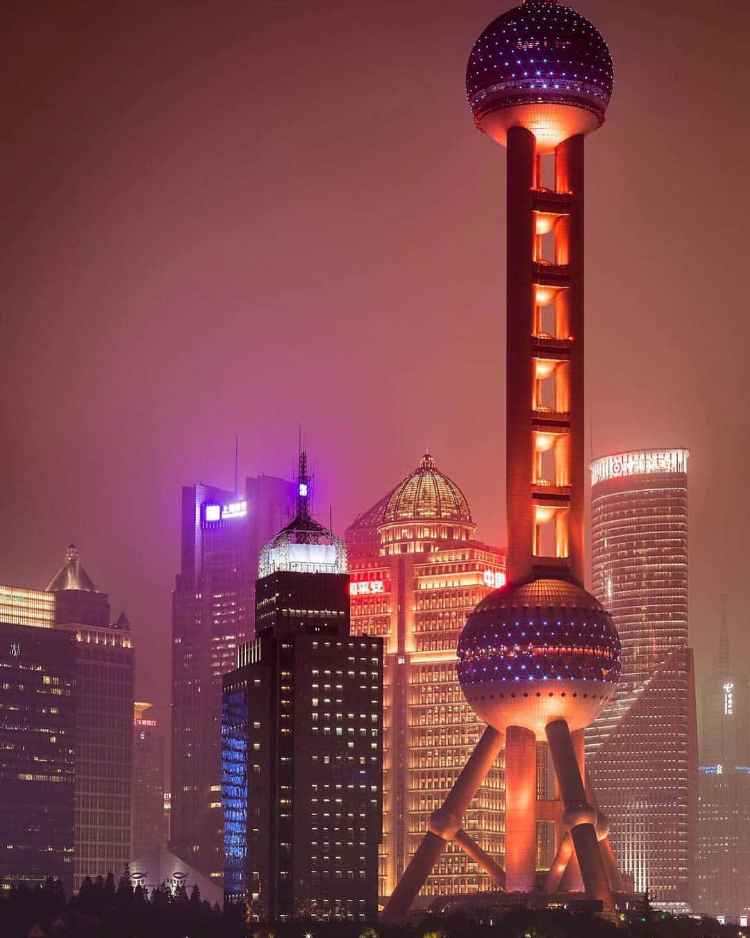 バーニーズ・ニューヨークさんのインスタグラム写真 - (バーニーズ・ニューヨークInstagram)「The latest installment of our City Guide series explores one of China’s most dynamic cities- Shanghai. See all the what all Shanghai has to offer on the #BNYCityGuide.」5月2日 1時24分 - barneysman