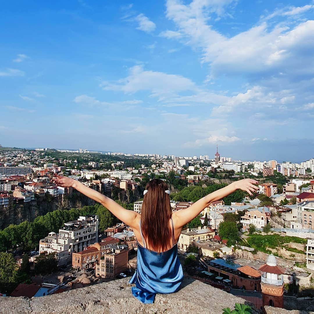 メリティナ・スタニウタさんのインスタグラム写真 - (メリティナ・スタニウタInstagram)「Gamarjoba , Tbilisi !🇬🇪🇬🇪🇬🇪 ⠀ Рада , что могу возвращаться в прекрасные места ❣ ⠀ #tbilisi #tiflis #georgia #грузия #тбилиси #view #topview #ontop #rock #lovegeorgia #samsungbelarus #s10belarus #galaxys10」5月2日 1時16分 - melitinastaniouta