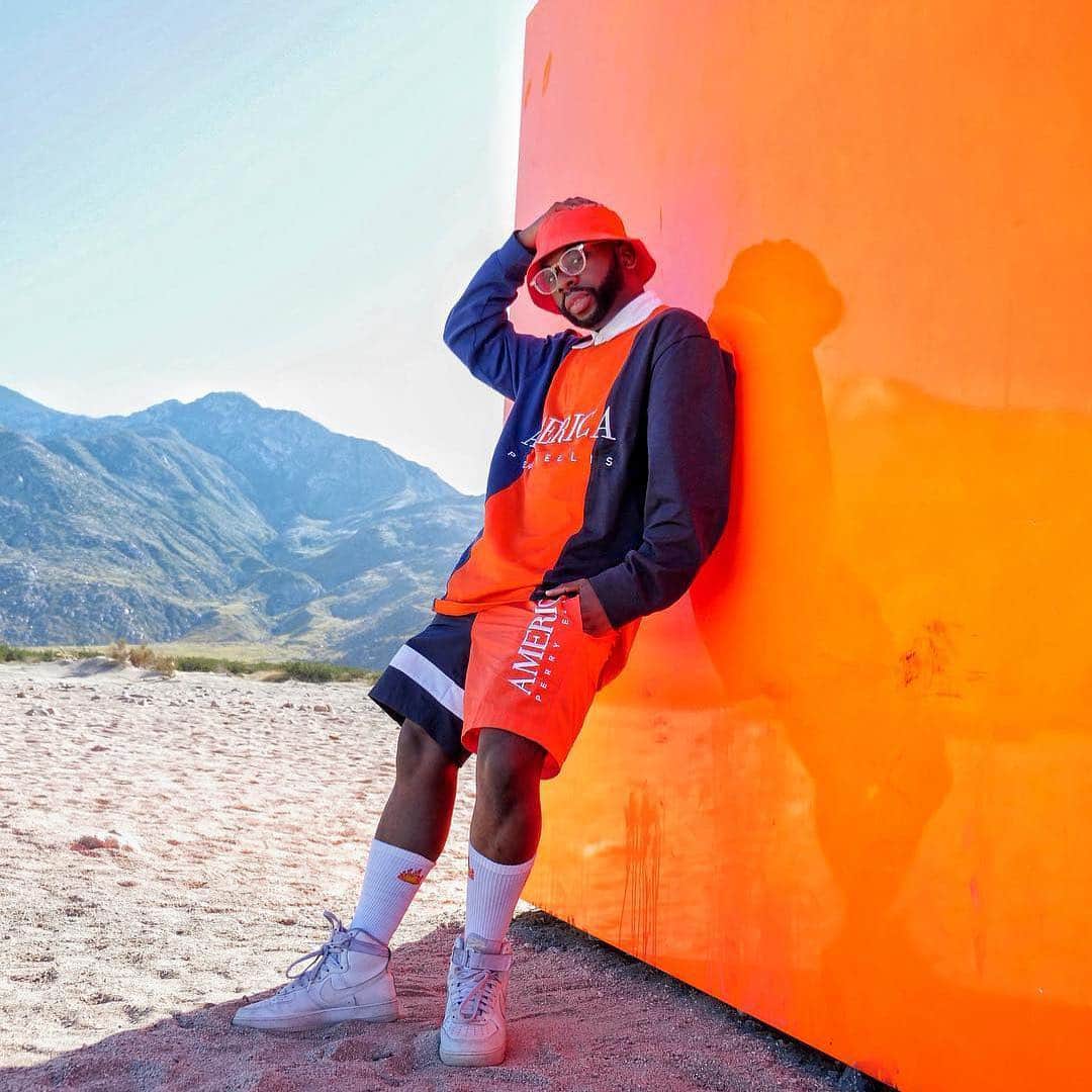 ペリーエリスのインスタグラム：「Gear up and get out in the latest styles from #PerryEllisAmerica. @mcarthurjoseph hit the desert wearing the Color Block Rugby and America Swim Trunk. Tap to shop. #repost」