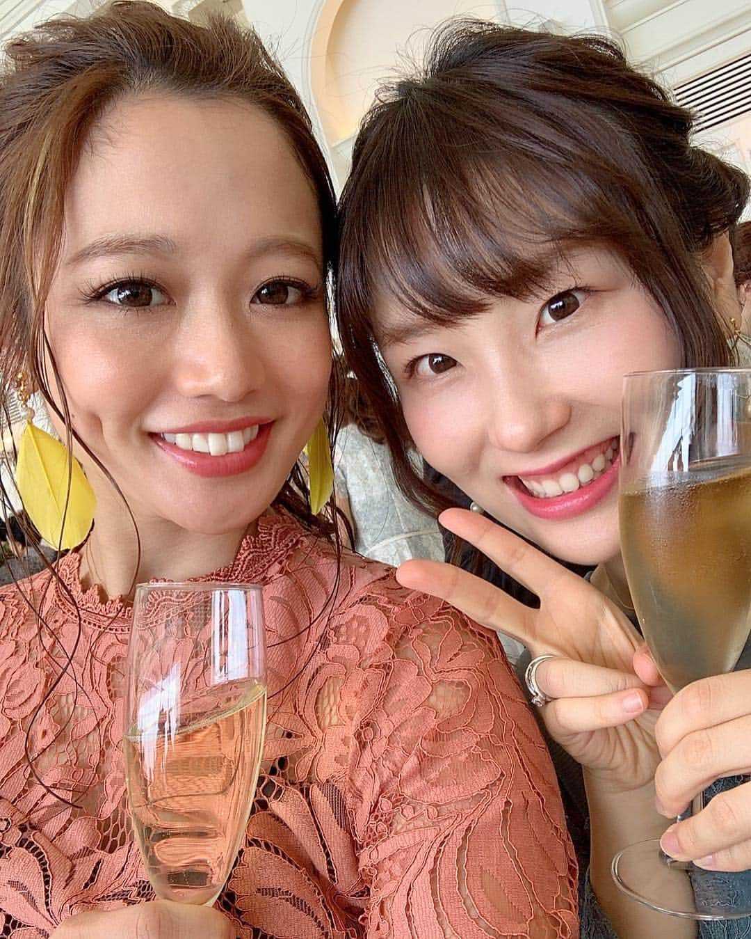 akari♡ 小林あかりさんのインスタグラム写真 - (akari♡ 小林あかりInstagram)「大切な仲間の結婚式は本当に感動したし、 こんなにお互いから愛情が溢れている夫婦は本当に憧れると思った、、🥺💕 . ゆみ先生の @dr.y.yumi のところでまたケアしてもらいに行こ🦄🌈 . #エスビューティークリニック #アクセントウルトラ#レーザートーニング #肌色もアップして肌荒れも減った🥺 #アクセントウルトラはフェイスラインがすごくしっかり出る🥺💕 #私もみくとひーくんのような夫婦になりたい切実」5月2日 1時21分 - akarisuu_