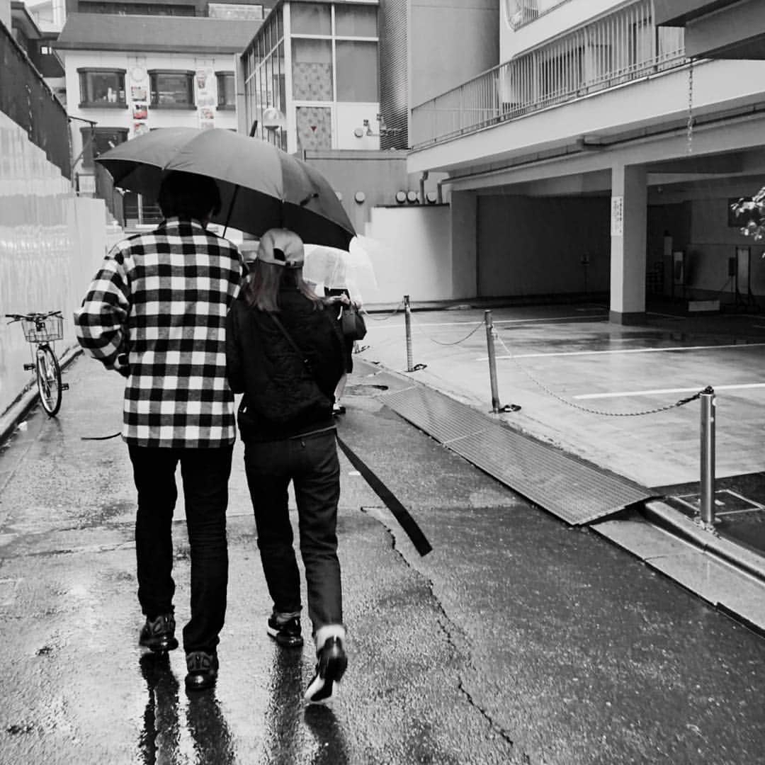 のインスタグラム：「友人が撮ってくれた。あんまりない、夫婦の後ろ姿。 新しい時代も沢山一緒にいれますように✨」