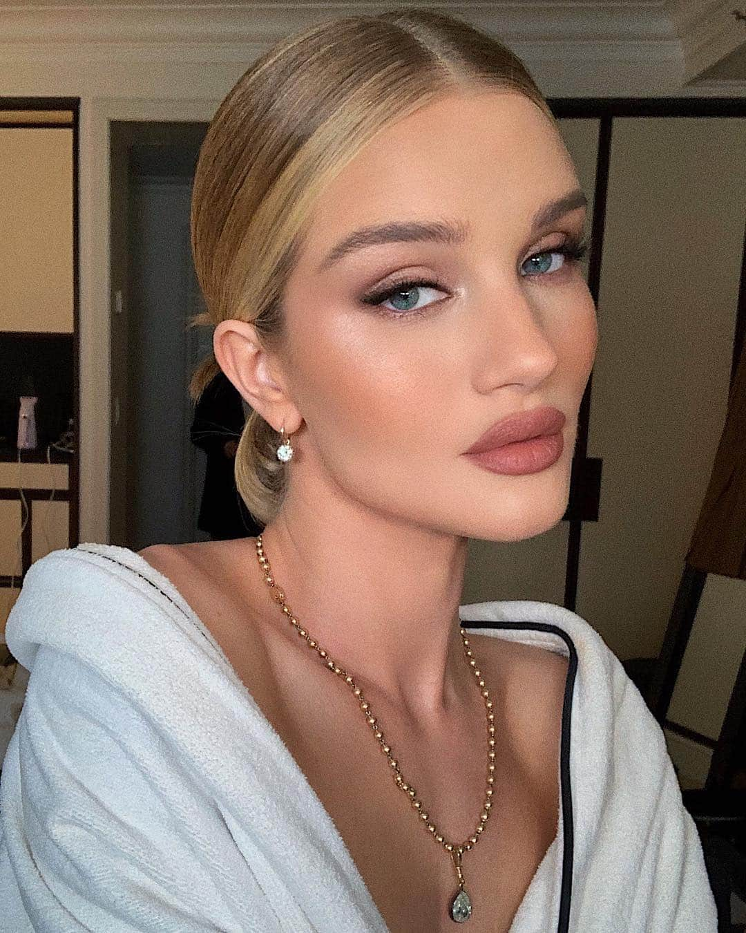 Hung Vanngoさんのインスタグラム写真 - (Hung VanngoInstagram)「Soft glam on @rosiehw today! 🧡 👗 @emmajademorrison 💇 @cwoodhair 💄 @hungvanngo  On lips is @hudabeauty lipliner in “Flirt” and Power Bullet Matte Lipstick in “Joy Ride”.」5月2日 1時28分 - hungvanngo