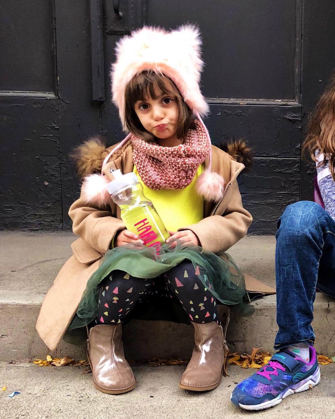 Ilana Wilesさんのインスタグラム写真 - (Ilana WilesInstagram)「WTF is up with this cold weather, Mom??? It’s SPRING! 🥶」5月2日 1時34分 - mommyshorts