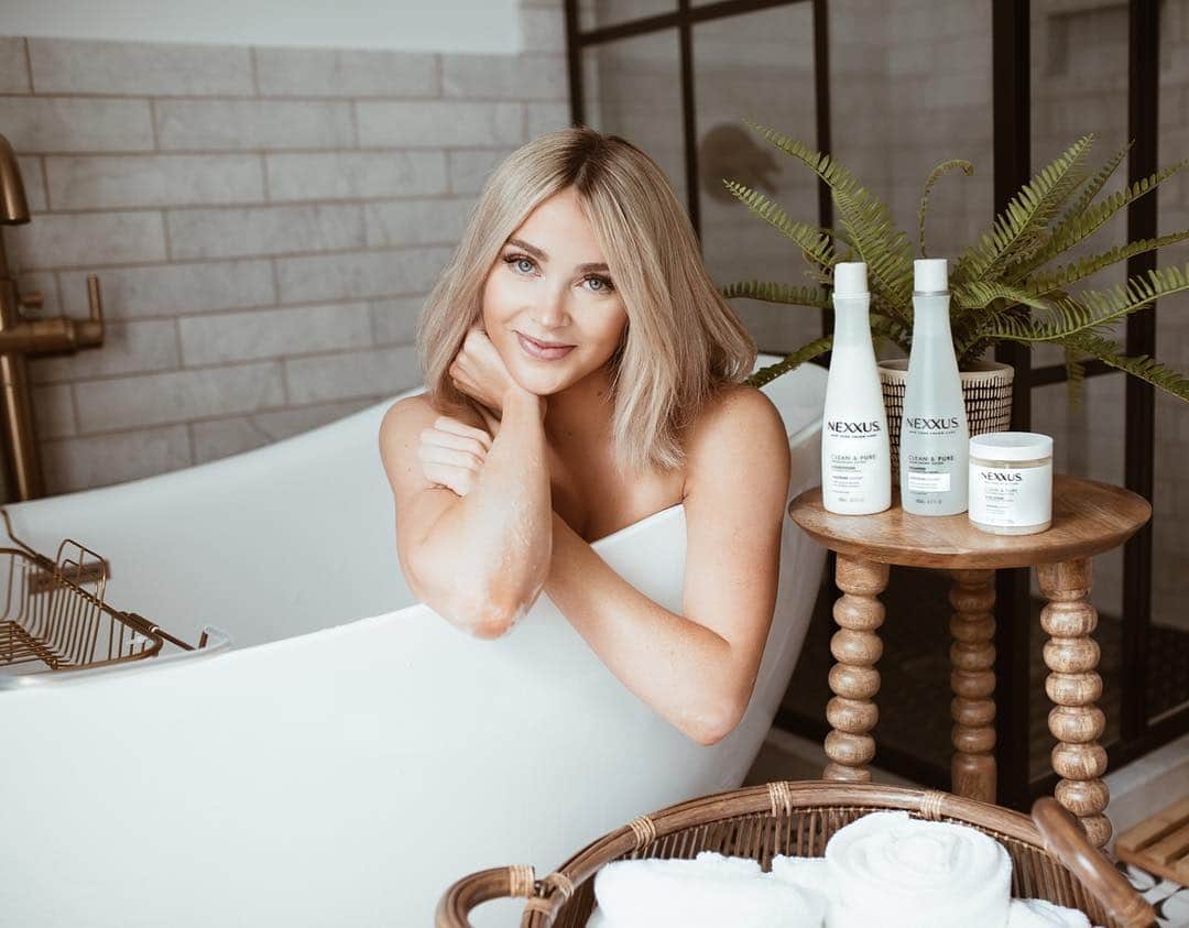 Cara Van Brocklinさんのインスタグラム写真 - (Cara Van BrocklinInstagram)「Ok lets chat about hair some more today! More specifically...what I do when I haven't washed my hair for a bit to give it that deep clean and detox?! The answer... @nexxusnysalon’s Clean & Pure system #NexxusPartner! This combo gives my hair the ultimate detox and refresh that it needs, removing impurities and oil-build up and has 0% dyes, parabens and silicone! I especially love the scalp scrub as I have seen the difference it makes in giving my hair a fresh clean slate after not washing if for a few days! #NexxusHair」5月2日 1時36分 - caraloren