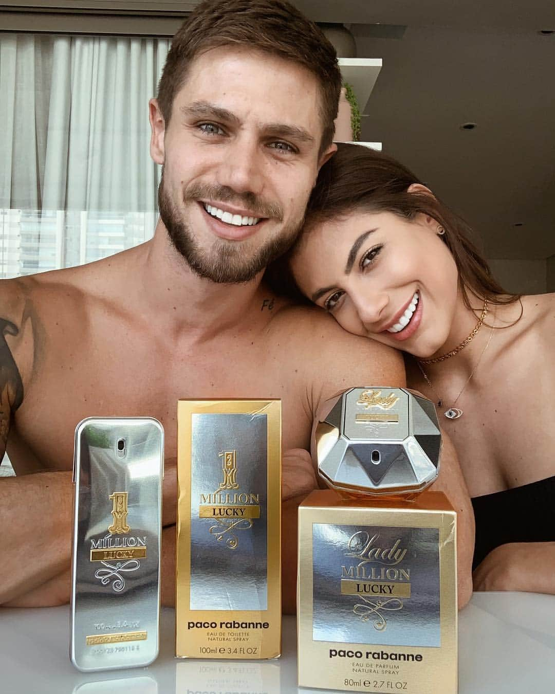 Jonas Sulzbachさんのインスタグラム写真 - (Jonas SulzbachInstagram)「Aeeee! PRESENTEEEEE (Foto Oficial)! Decidimos sortear 2 de nossos perfumes favoritos! 1 masculino e 1 feminino. VOCÊ QUER???? Válido para todo BRASIL.  Regras: - CURTIR ESSA FOTO! - Seguir @jonas.mbt e @marigonzalez - Marcar 1 pessoa por comentário. - Pode marcar quantas vezes quiser e quantas pessoas quiser. - Estar com o perfil aberto no dia do sorteio. - Sorteio dia 08/05」5月2日 1時39分 - jonassulzbach