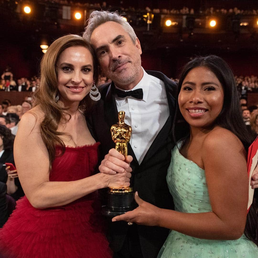 アカデミー賞さんのインスタグラム写真 - (アカデミー賞Instagram)「Marina de Tavira, Alfonso Cuaron and Yalitza Aparicio with one of the three #Oscars won by "Roma."」5月2日 1時45分 - theacademy