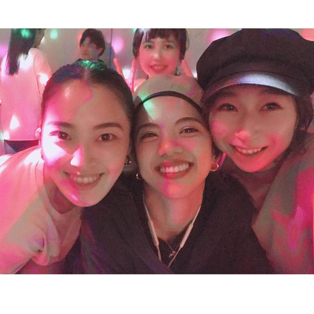 小野美公さんのインスタグラム写真 - (小野美公Instagram)「いつの日かの、 光と音楽とお友達🍻🦍🐥🐑🦖🧡 びっぐなおらぶ💓🤪 #びっぐらぶ #女子 #何歳になっても女子 #tokyo #japan #japanesegirl #三茶ガールズ #三軒茶屋 #チャリ族 #ぶっ飛び #おったまげ」5月2日 1時45分 - mikuhead