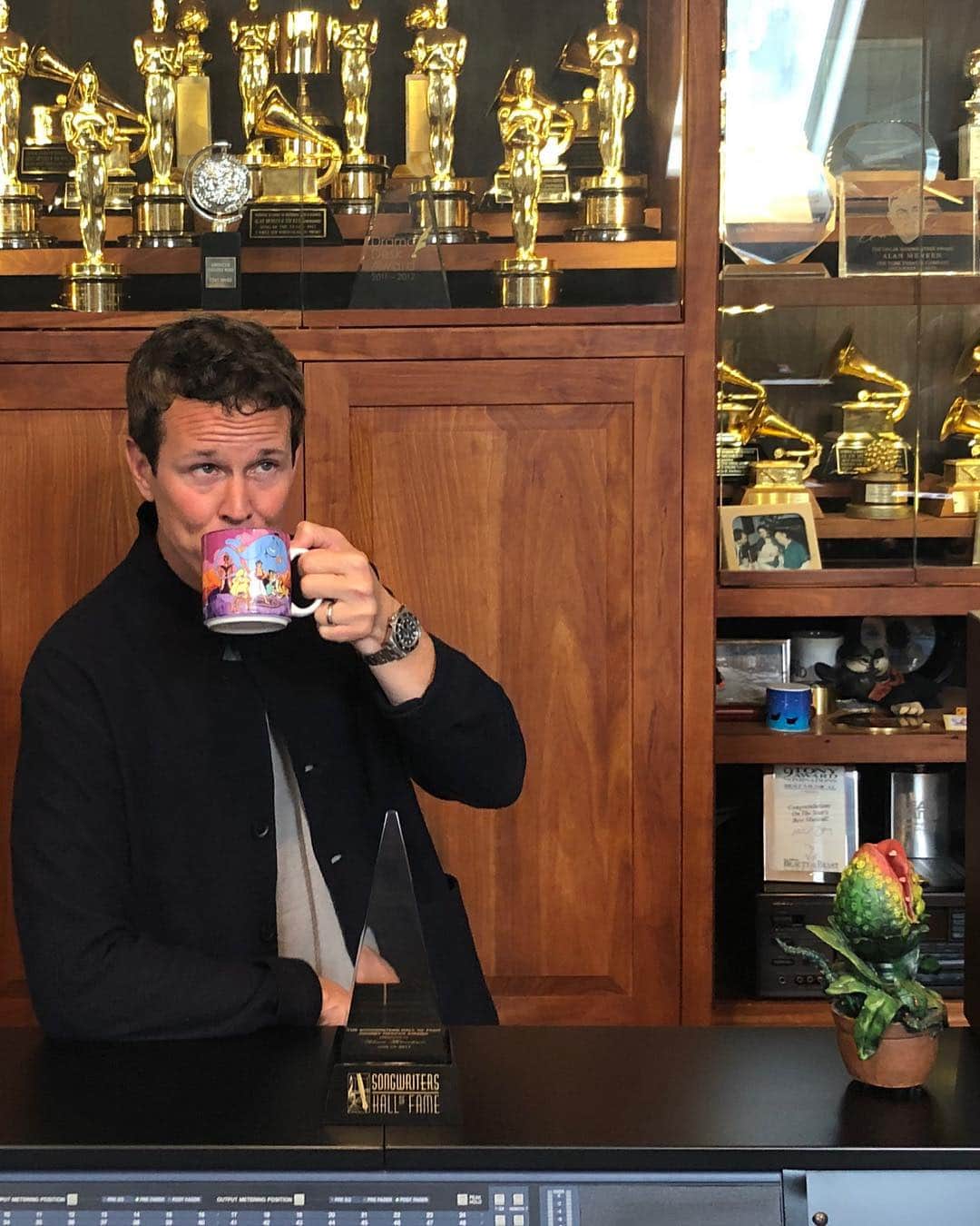 スコット・ウェインガーさんのインスタグラム写真 - (スコット・ウェインガーInstagram)「How cool is this coffee cup I found at Alan Menken’s house this morning. @alanmenken #aladdin」5月2日 1時51分 - scottweinger