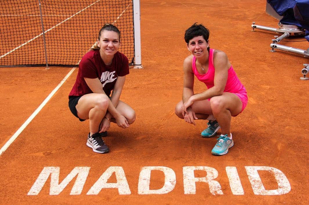カルラ・スアレス・ナバロさんのインスタグラム写真 - (カルラ・スアレス・ナバロInstagram)「¡Hola @mutuamadridopen! ¡Muy felices por estar aquí! 😃😃 ⠀⠀⠀⠀⠀⠀⠀⠀⠀ Thanks @simonahalep! Great practice! 👊🏻👊🏻 ⠀⠀⠀⠀⠀⠀⠀⠀⠀ #madrid #cajamagica #friends #clayseason #mutuamadridopen #spain #tennis #picoftheday」5月2日 2時04分 - carlasuareznava