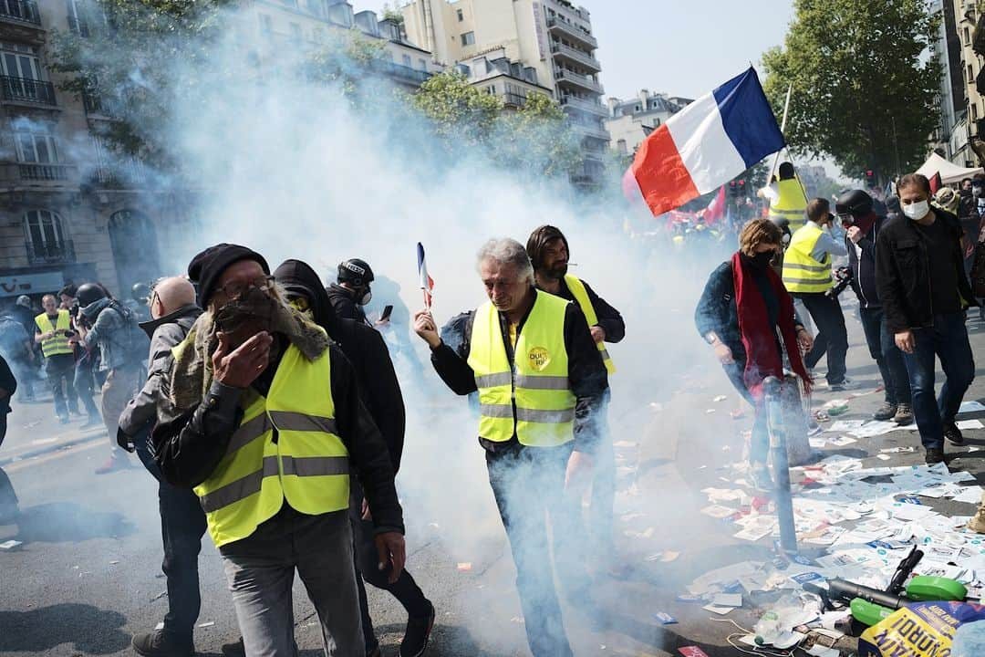 ルモンドさんのインスタグラム写真 - (ルモンドInstagram)「Des manifestants en gilets jaunes passent aux travers des lacrymogènes lors de la manifestation du 1er-Mai à Paris.  Le ministère de l’intérieur estime à 151 000 le nombre de manifestants en France à 14 heures pour la Fête des travailleurs. Le cabinet Occurrence estime que 40 000 personnes ont manifesté à Paris dans le principal défilé. Syndicalistes, « gilets jaunes » et militants autonomes étaient mêlés dans le cortège parisien qui a été divisé par les forces de l’ordre qui usent de gaz lacrymogènes. La situation est toujours tendue à l’arrivée place d’Italie. - Cliquez sur le lien dans la bio pour suivre notre live. - Photo : Julien Muguet (@muguetjulien) #PourleMonde - #Paris #1erMai# France」5月2日 2時04分 - lemondefr